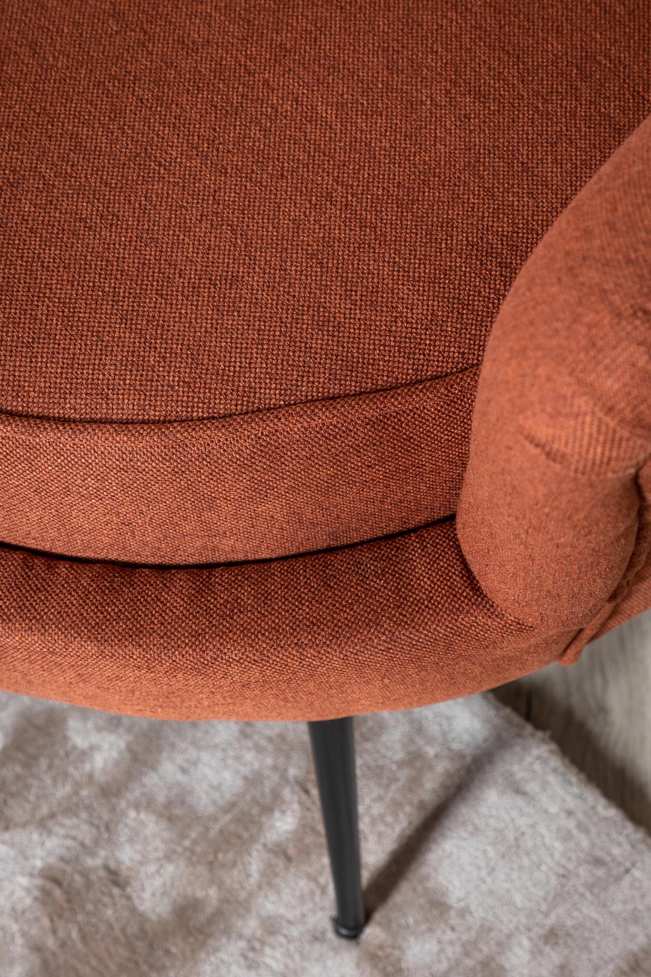 Calais Sofa in Rot präsentiert im Onlineshop von KAQTU Design AG. 3er Sofa ist von Venture Home