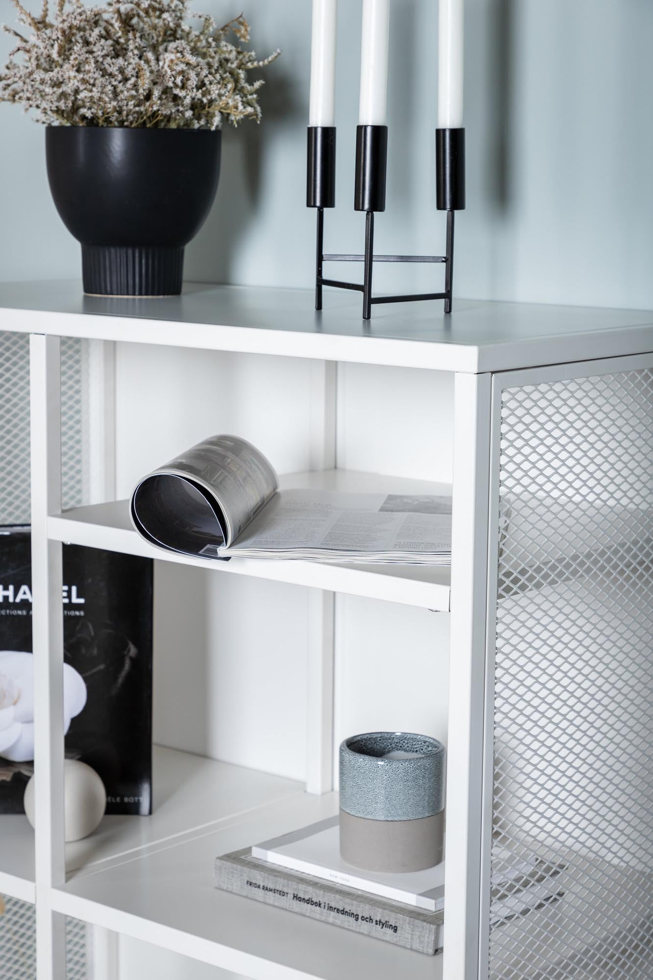 Das Mischa Regal von Venture Home vereint elegantes Industriedesign mit Funktionalität. Ideal für Bücher, Pflanzen und Deko!