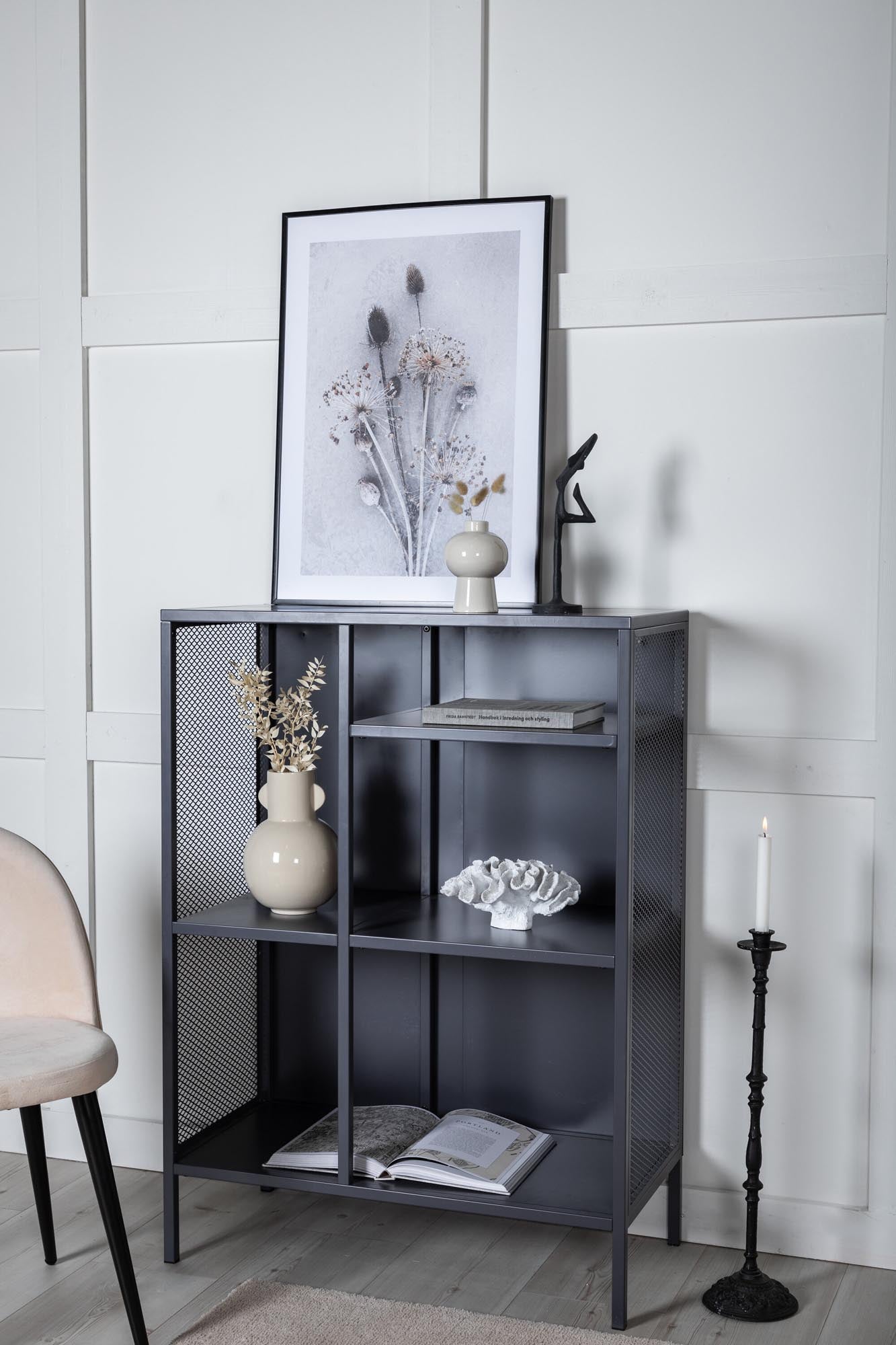 Das Mischa Regal von Venture Home vereint robustes Industriedesign mit vielseitigen Nutzungsmöglichkeiten für Ihr modernes Zuhause.