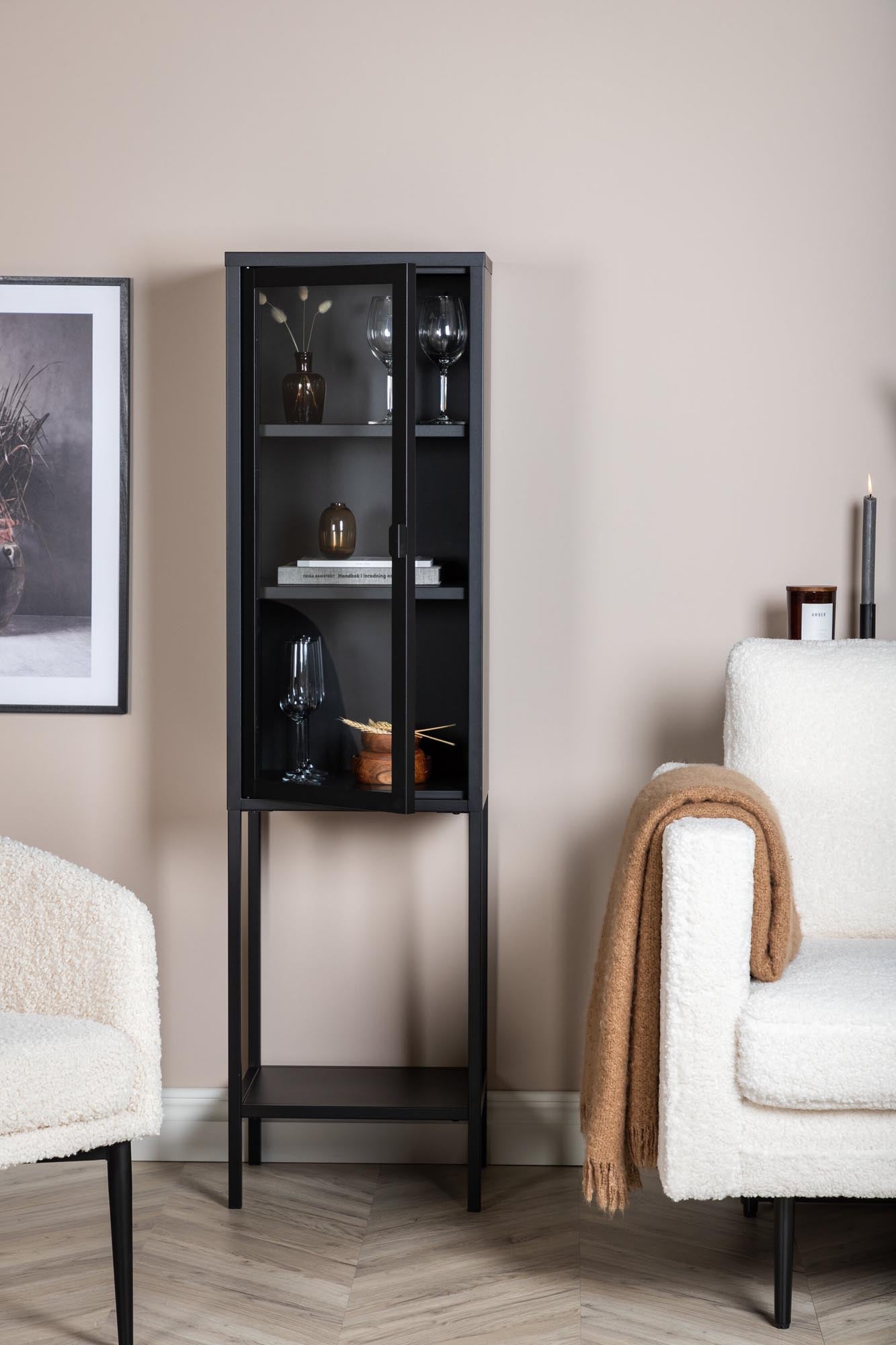 Entdecken Sie den Mischa Kabinett von Venture Home: Eleganter Schrank aus robustem Stahl, ideal für kleine Räume und stilvolle Präsentation.