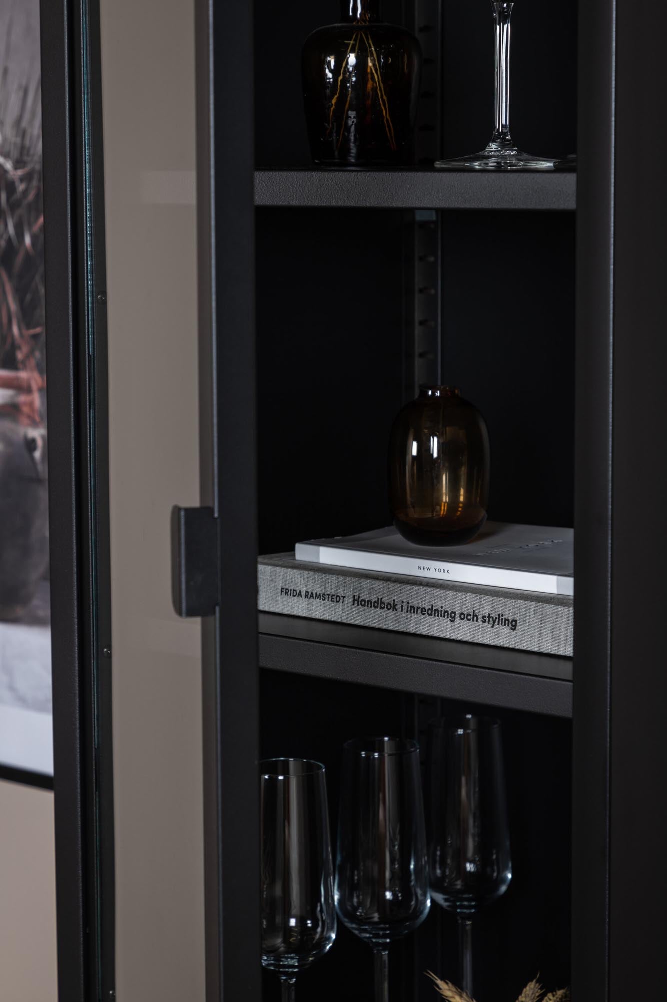 Stilvolles Mischa Kabinett von Venture Home: Hochwertiger Stahl, elegante Glastür und vielseitige Nutzung für jeden Raum.