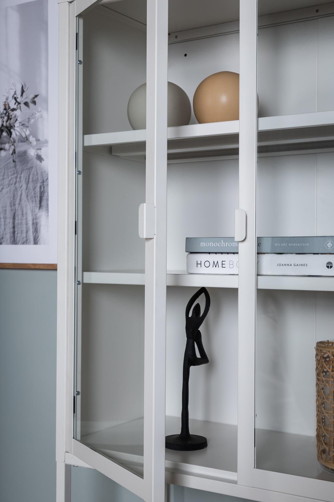 Mischa Kabinett von Venture Home: Eleganter Schrank im Industriedesign, ideal für kleine Räume und stilvolle Präsentation Ihrer Schätze.