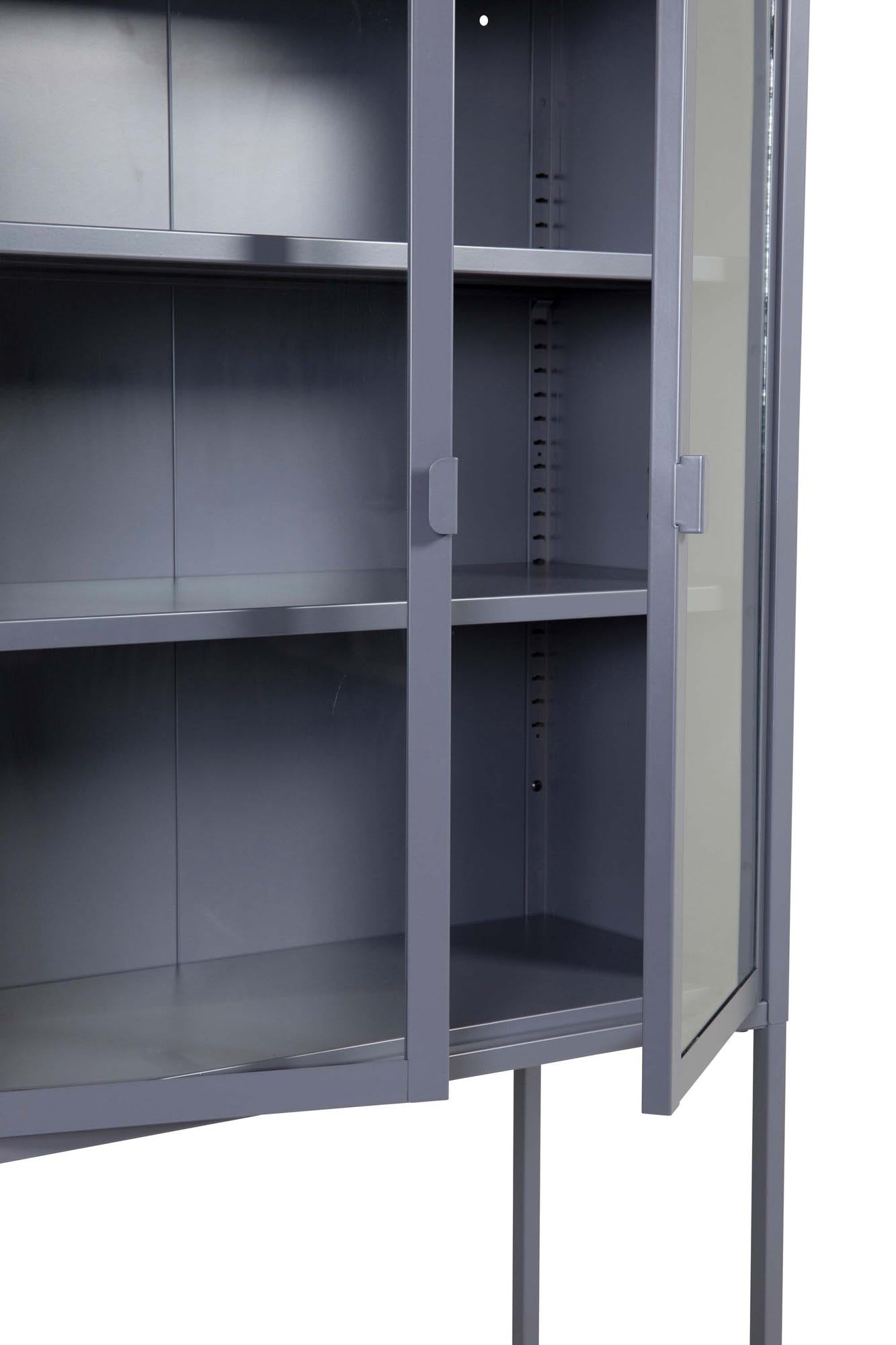 Mischa Kabinett von Venture Home: Eleganter Schrank im Industriedesign, ideal für kleine Räume und stilvolle Präsentation.