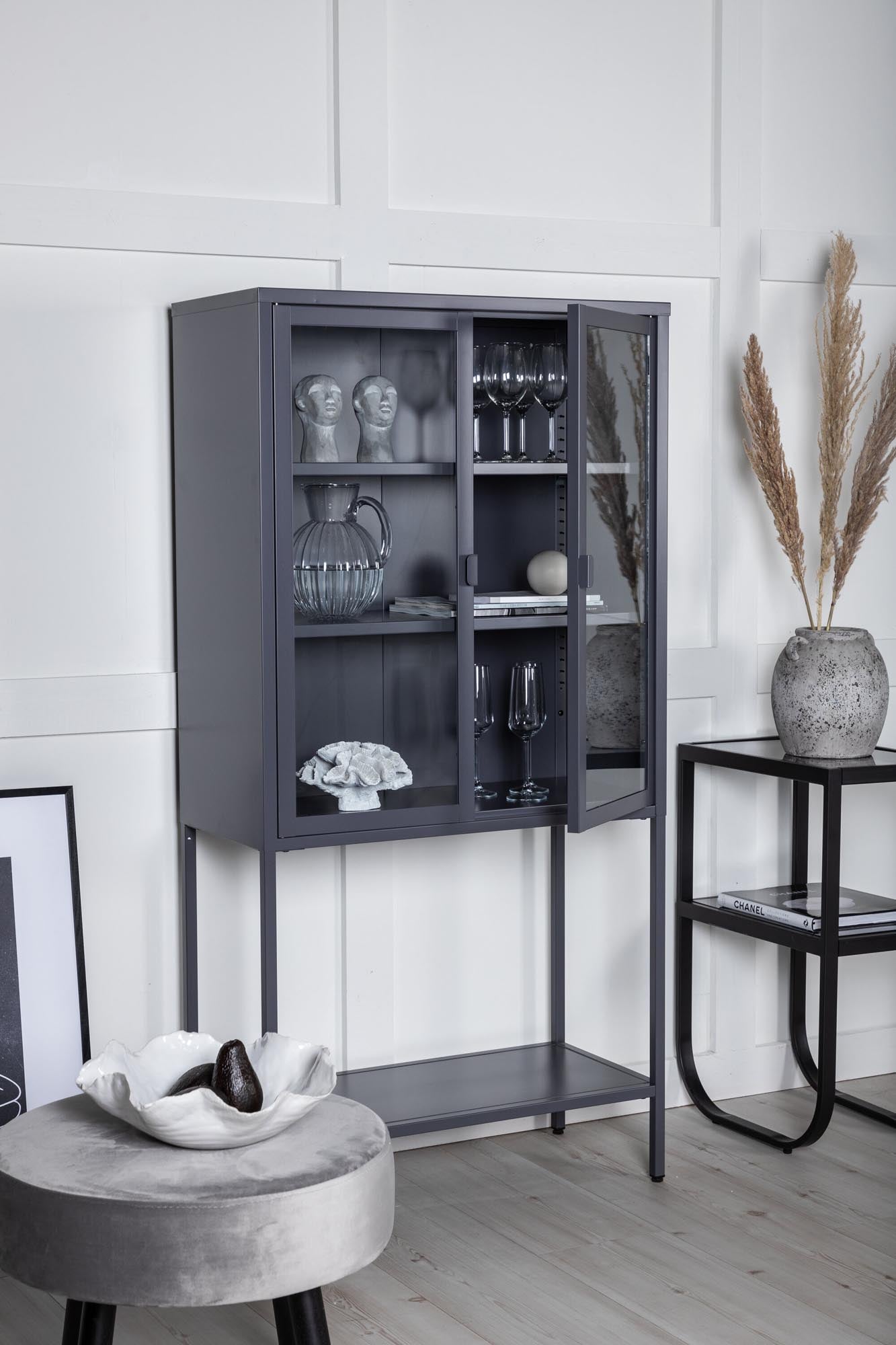 Mischa Kabinett: Zeitloses Design trifft auf funktionalen Stauraum.