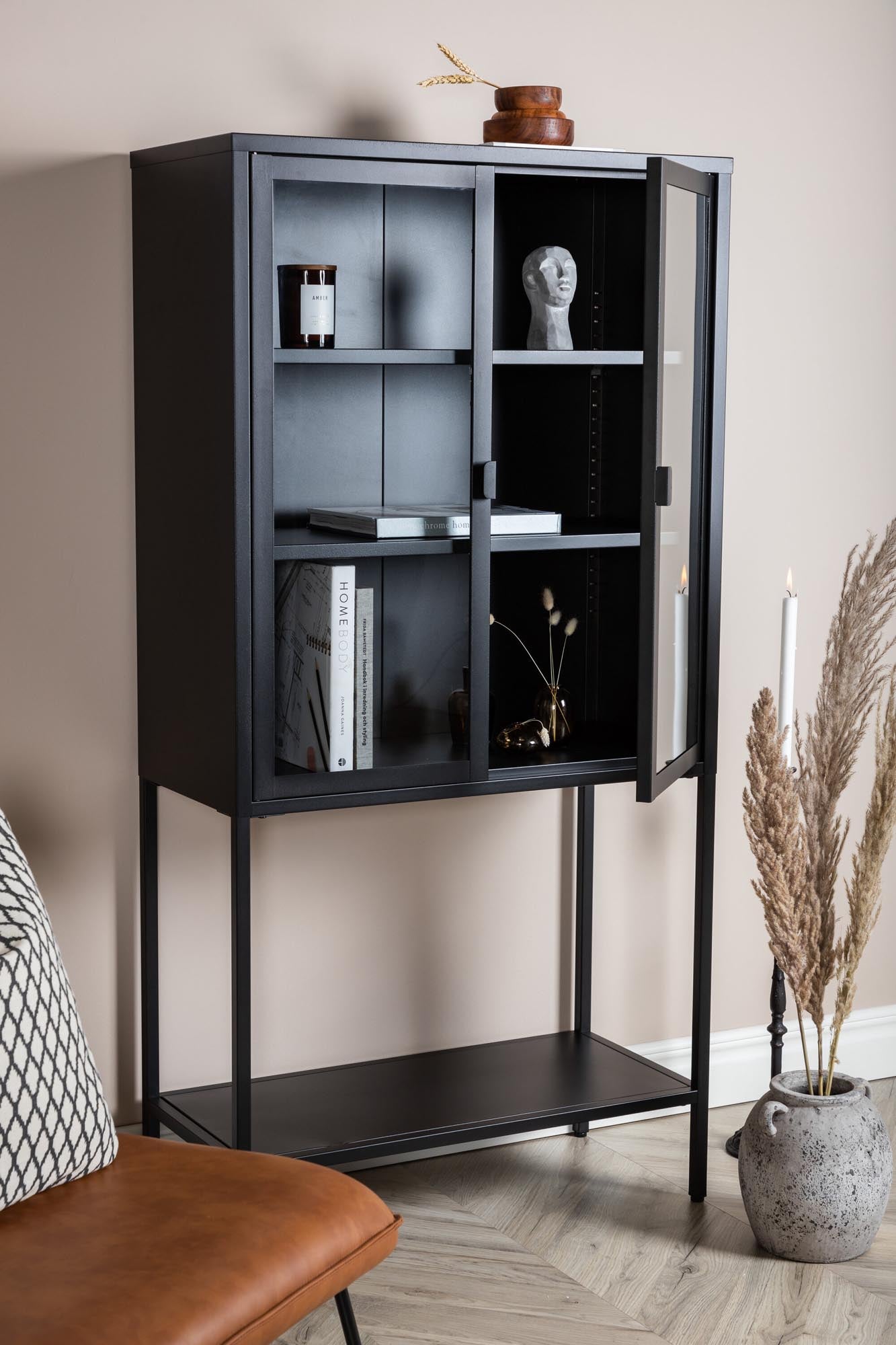 Mischa Kabinett: Eleganter Stauraum im Industriedesign für stilvolle Präsentation und vielseitige Nutzung in jedem Raum.