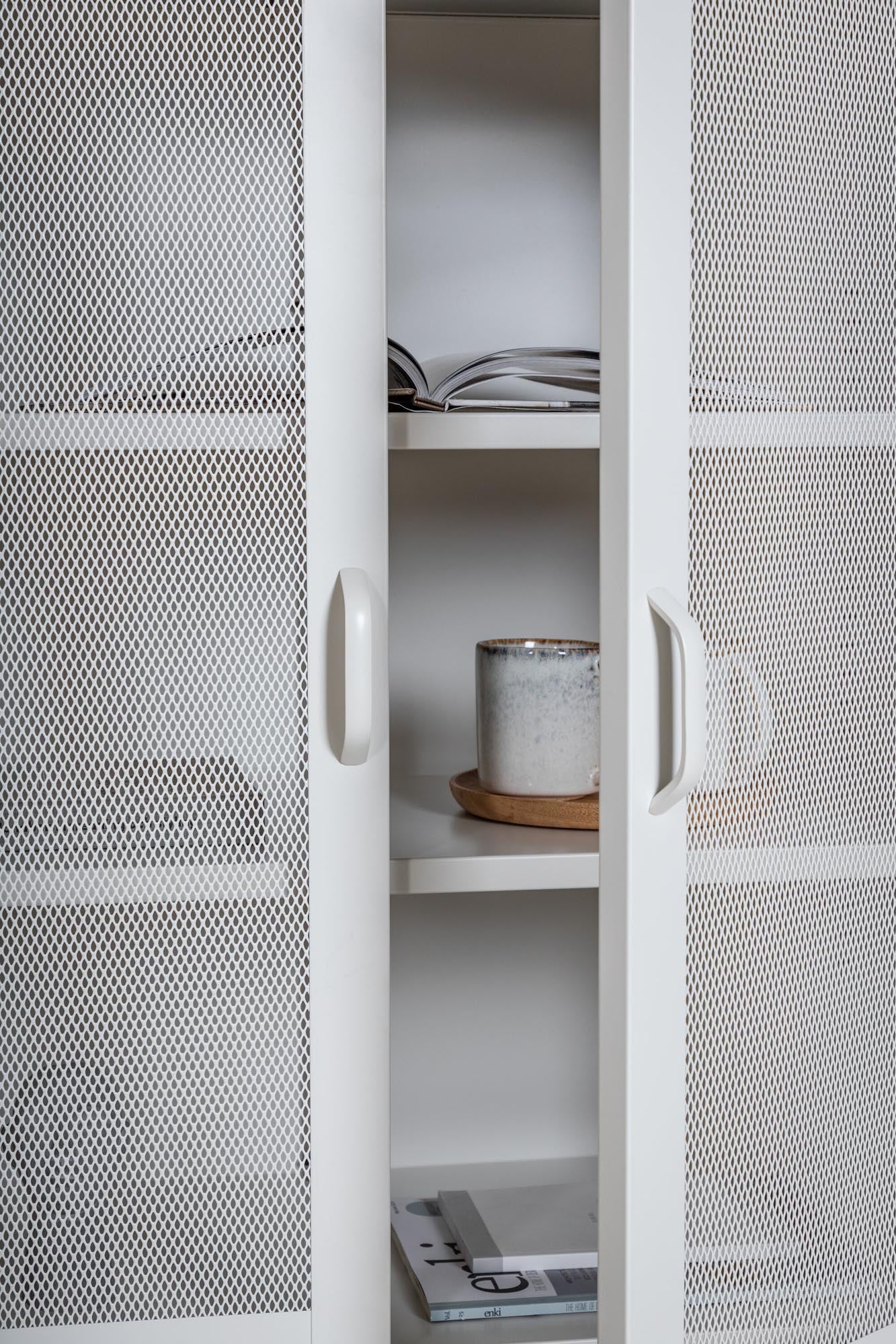 Mischa Kabinett in Weiss präsentiert im Onlineshop von KAQTU Design AG. Cabinet ist von Venture Home