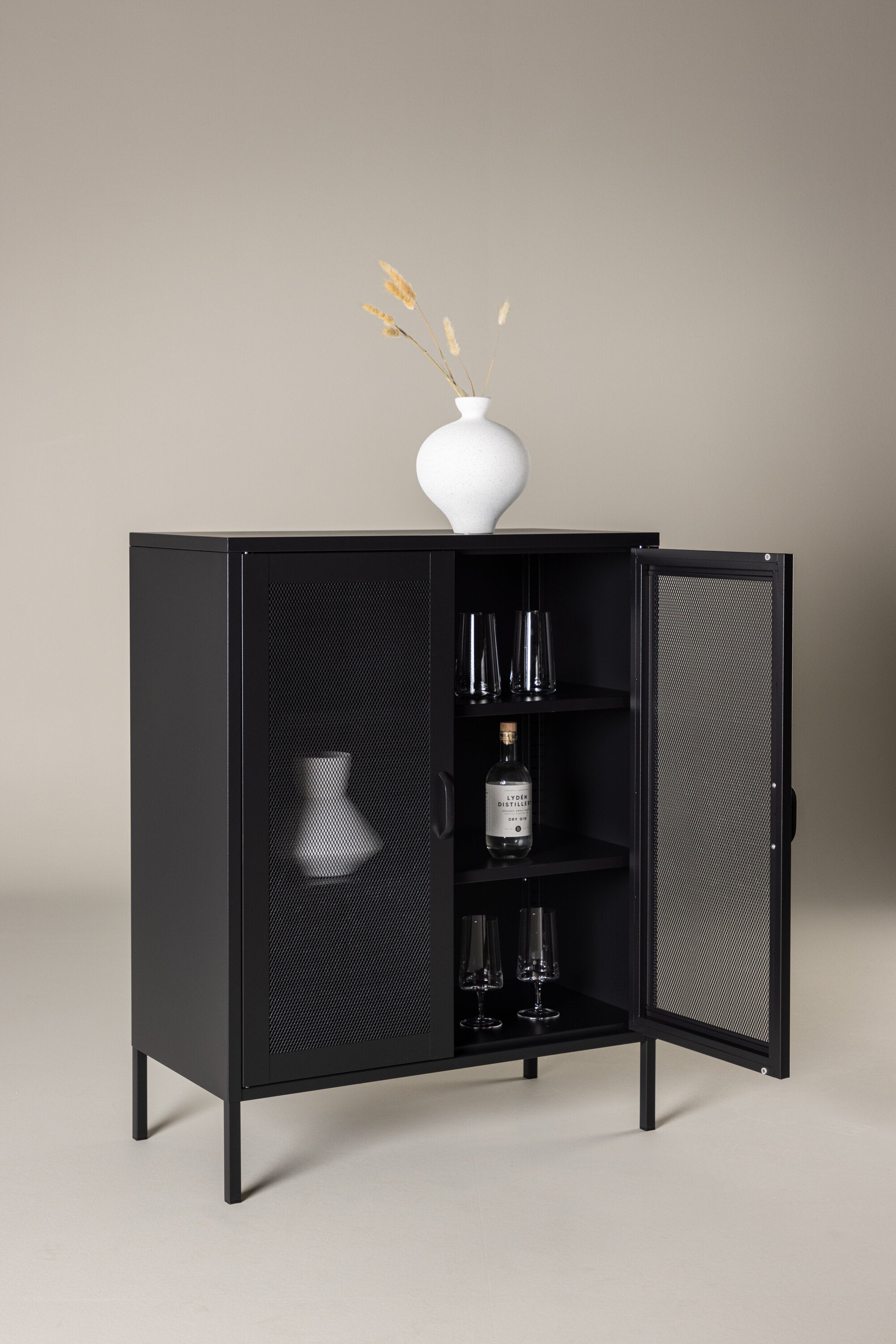 Mischa Kabinett in Schwarz präsentiert im Onlineshop von KAQTU Design AG. Cabinet ist von Venture Home