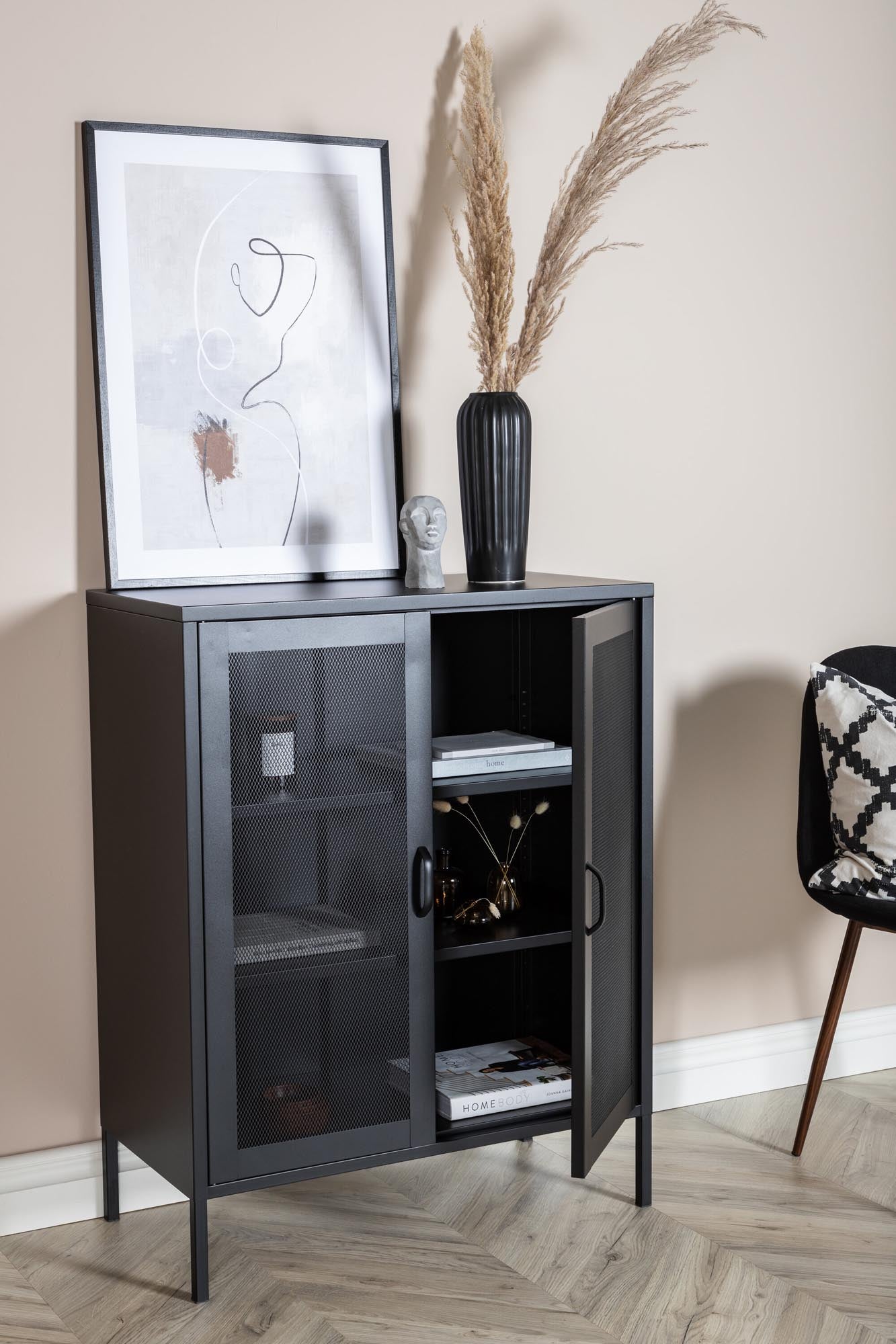 Entdecken Sie den Mischa Kabinett von Venture Home: Ein eleganter, robuster Schrank aus schwarzem Stahl, perfekt für stilvolle Aufbewahrung in jedem Raum.