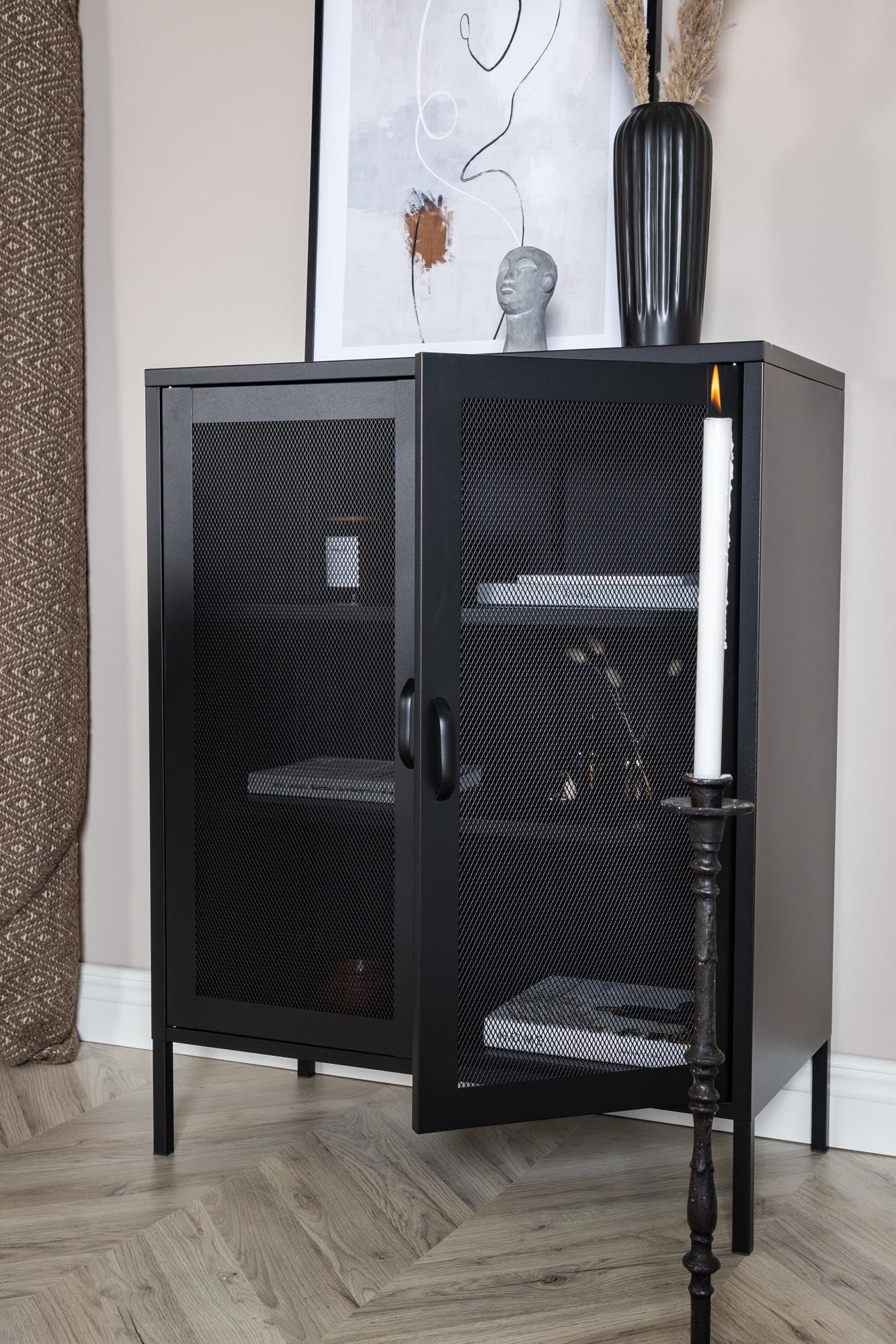 Der Mischa Kabinett von Venture Home vereint modernes Industriedesign mit Funktionalität. Hochwertiger Stahl und elegante Glastüren bieten stilvolle Aufbewahrung.