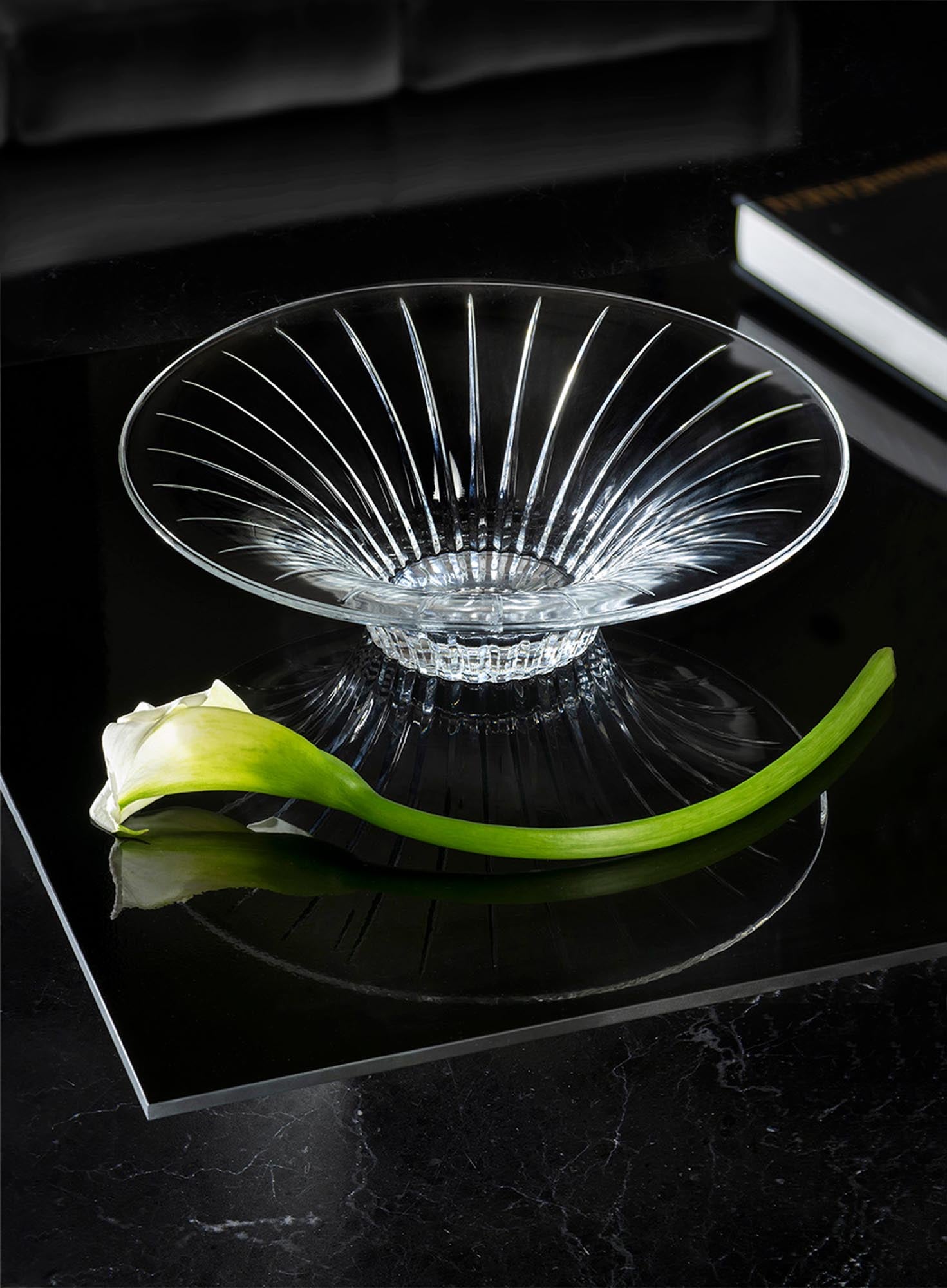 Entdecken Sie die stilvolle Timeless Schale von RCR: Ø32 cm, 10,2 cm hoch, aus hochwertigem, kratzfestem Glas. Ideal für jede Dekoration!