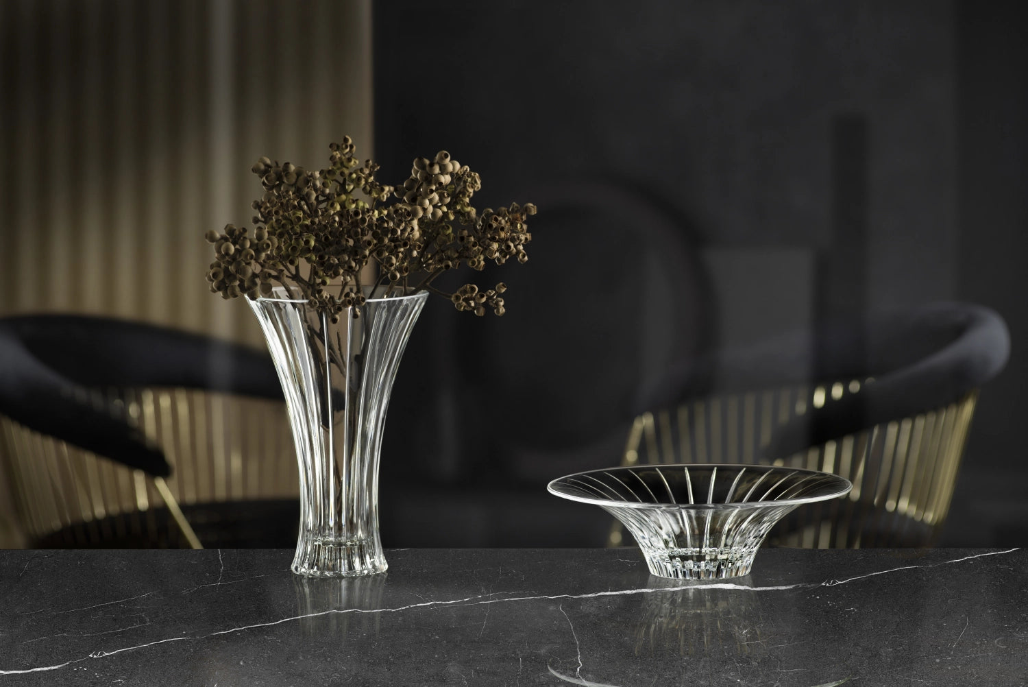 Elegante große Timeless Vase von RCR, Ø19.7 cm, H33 cm, ideal für stilvolle Blumenarrangements und moderne Wohnräume.