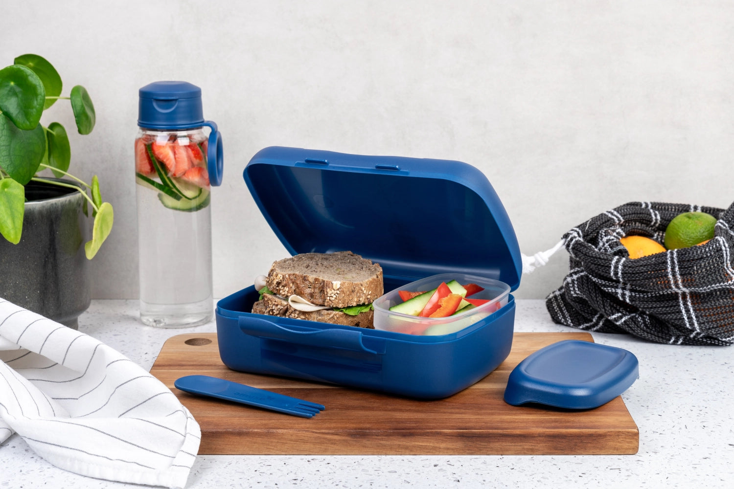 Praktische dunkelblaue Lunchbox von Amuse, perfekt für Salate und Snacks, inklusive Göffel, ideal für unterwegs.