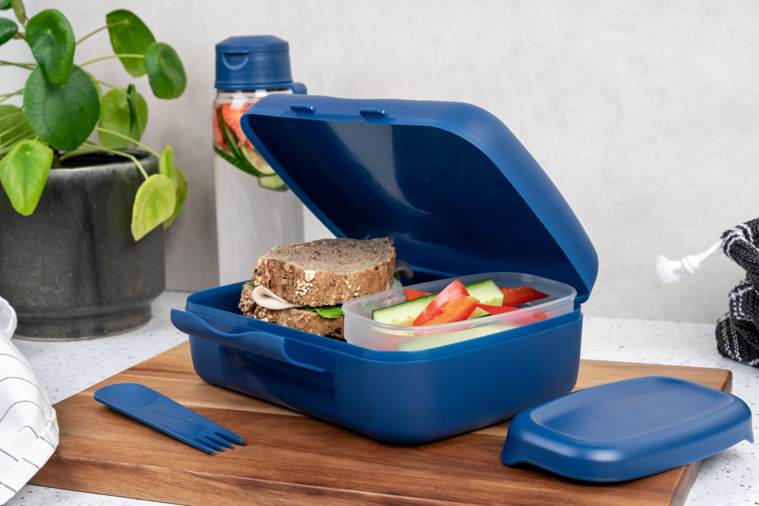 Elegante dunkelblaue Brunch Salat Box von Amuse mit Göffel, ideal für frische Snacks und Mahlzeiten unterwegs, kompakte Größe.
