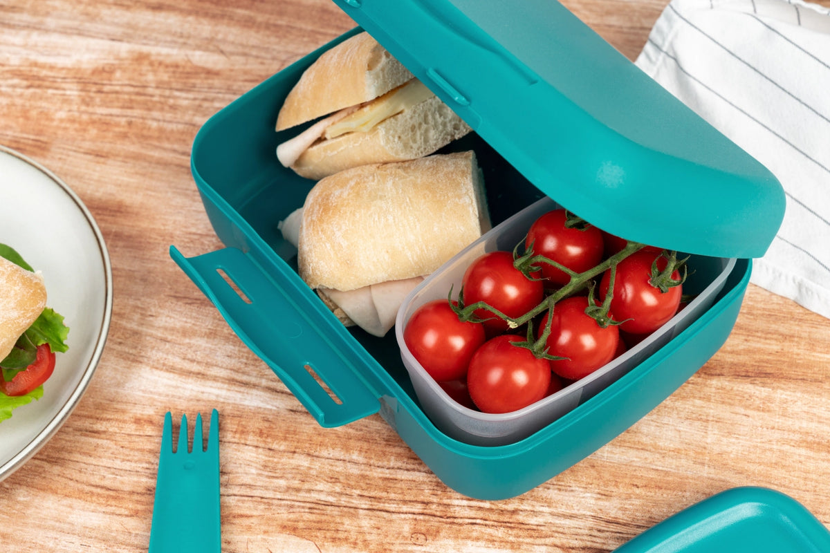 Amuse Basic Brunch Salat Box Göffel 210X156X71mm Dunkelgrün in Grün präsentiert im Onlineshop von KAQTU Design AG. Snackbox ist von Amuse