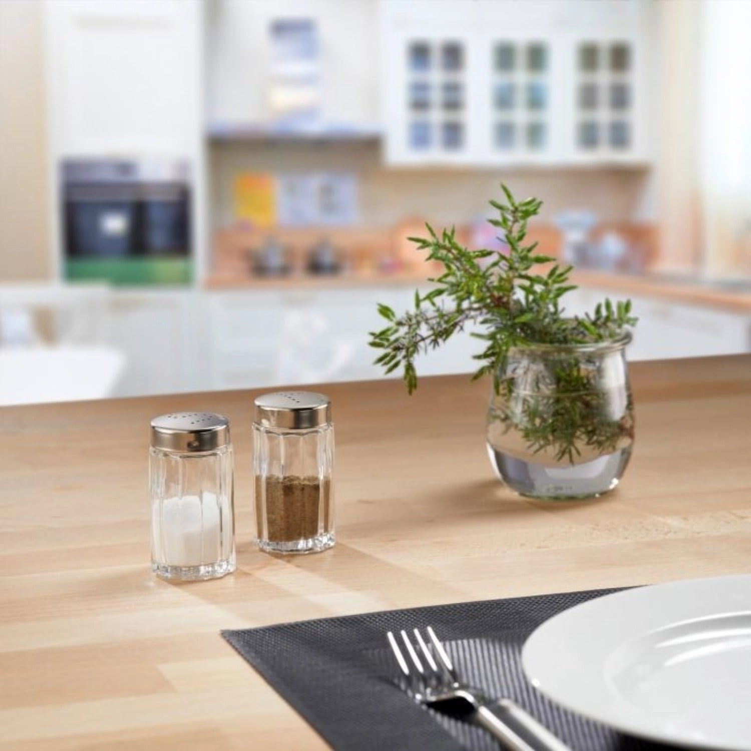 Erleben Sie den praktischen Salzstreuer 50ml von Westmark. Mit elegantem Design aus Glas und Edelstahl für präzises Würzen und frische Zutaten.