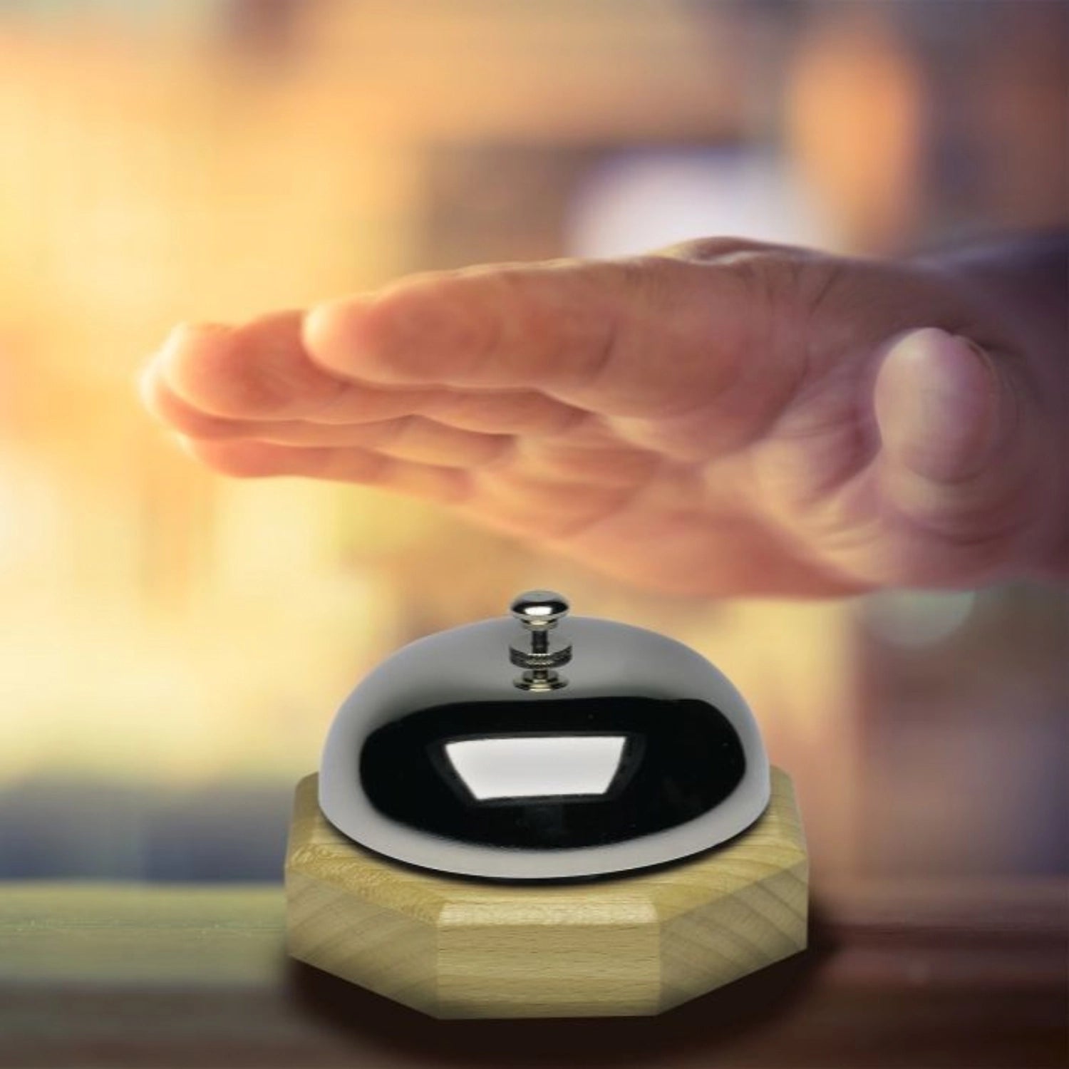 Erleben Sie die elegante Tisch- und Kellnerglocke von Westmark (8,5x8,5x5,5 cm) – ein praktisches Accessoire aus Edelstahl und Holz für unvergessliche Weinabende!