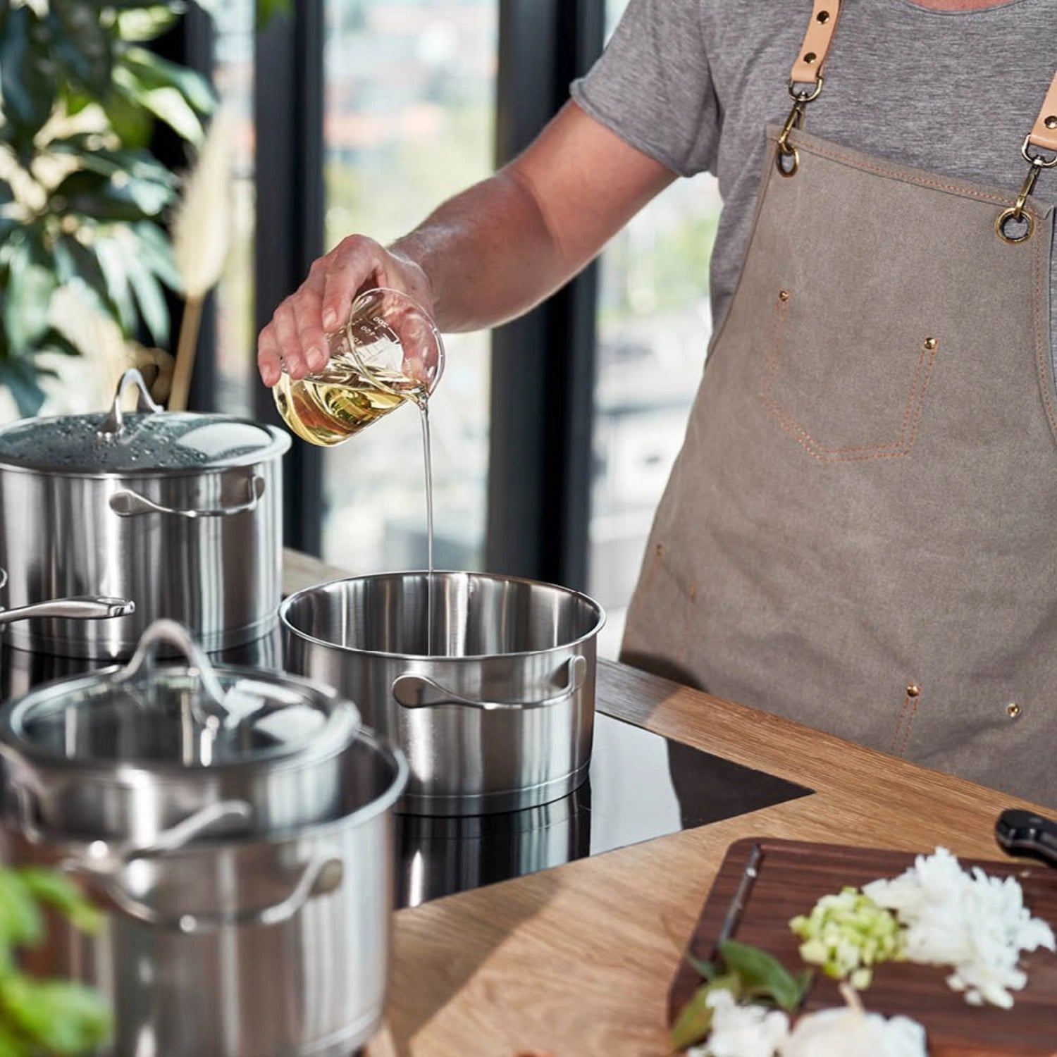 Hochwertiges 4-teiliges Kochtopfset von Zwilling Essence, ideal für vielseitige Kochtechniken und ansprechende Präsentation in der Küche.