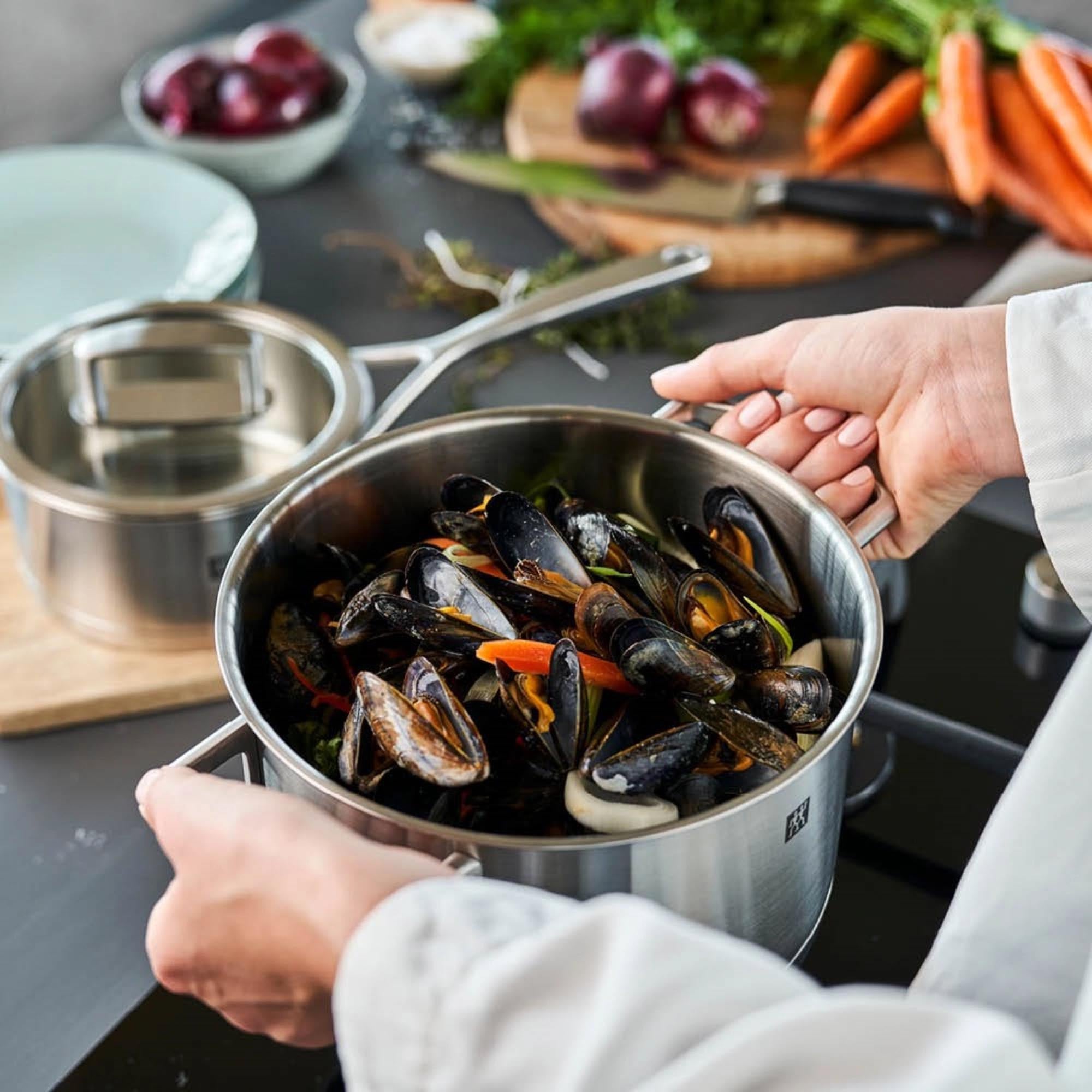 Entdecken Sie das 5-teilige Zwilling Vitality Kochgeschirr-Set, das durch hochwertiges Edelstahl und durchdachte Ergonomie für müheloses Kochen begeistert.