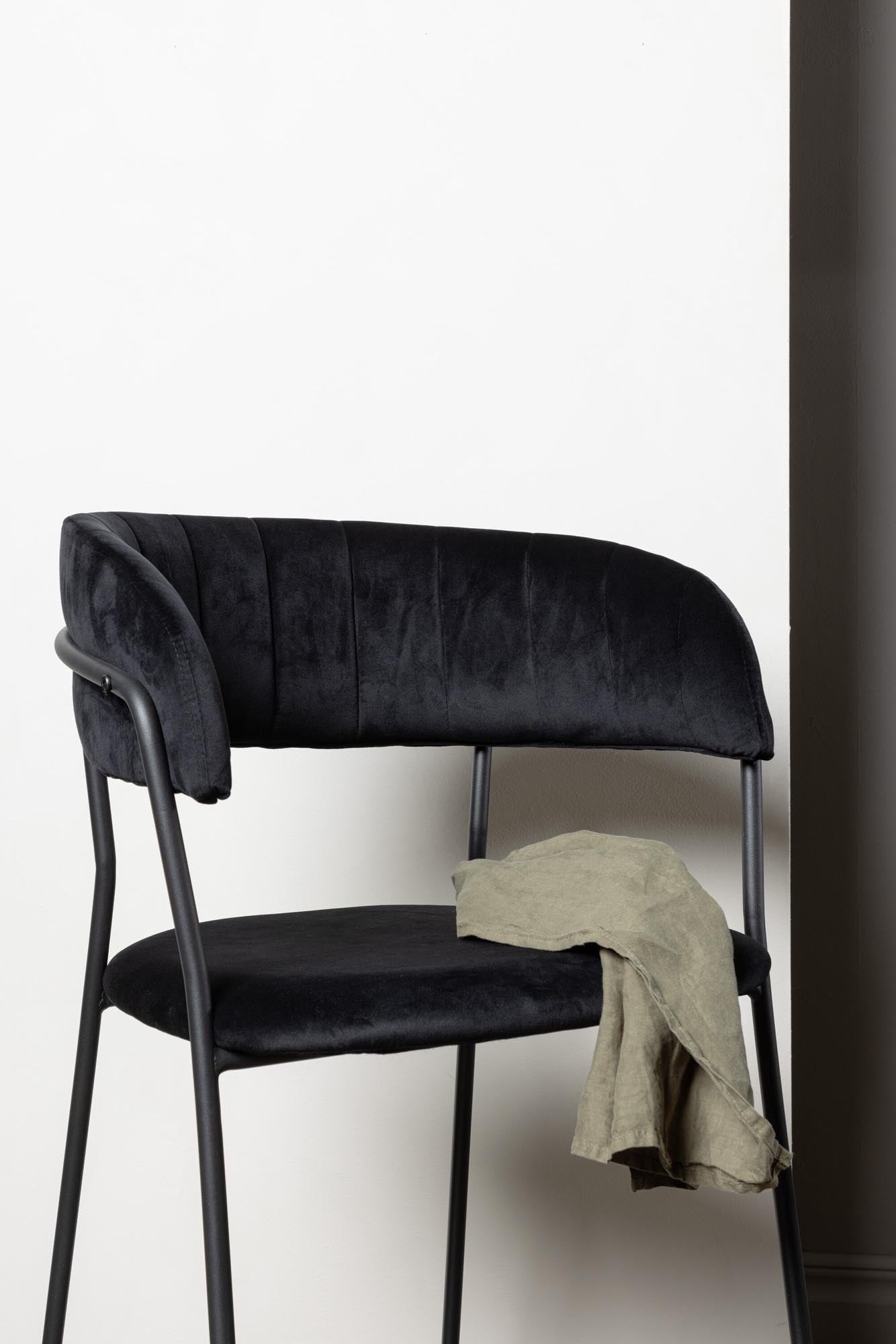 Entdecken Sie den Lui Barstuhl von Venture Home: Stilvolles Design, luxuriöser Polyestersamt, robuste Stahlbeine und unvergleichlicher Sitzkomfort.