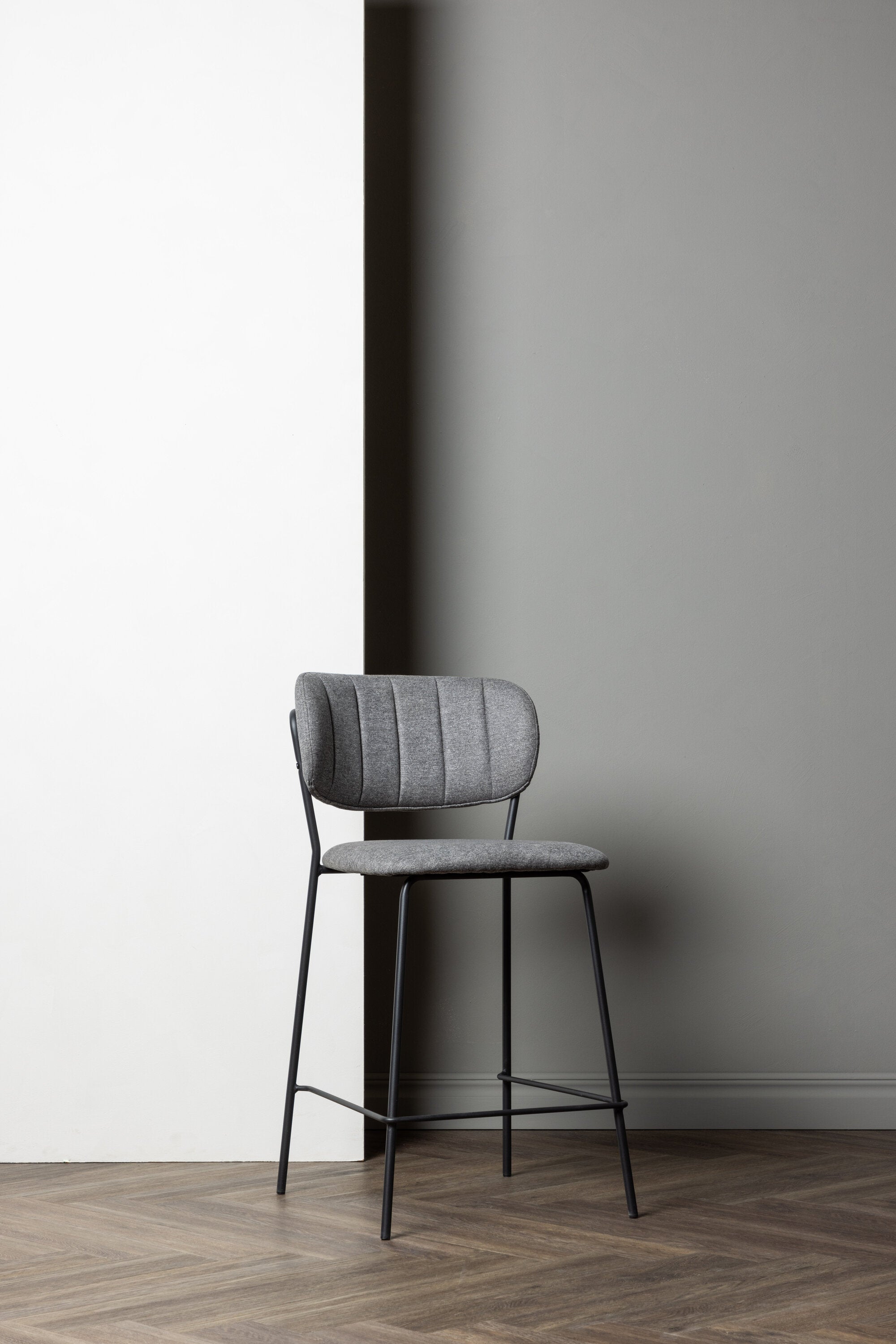 Glockenstuhl in Grau präsentiert im Onlineshop von KAQTU Design AG. Barstuhl ist von Venture Home