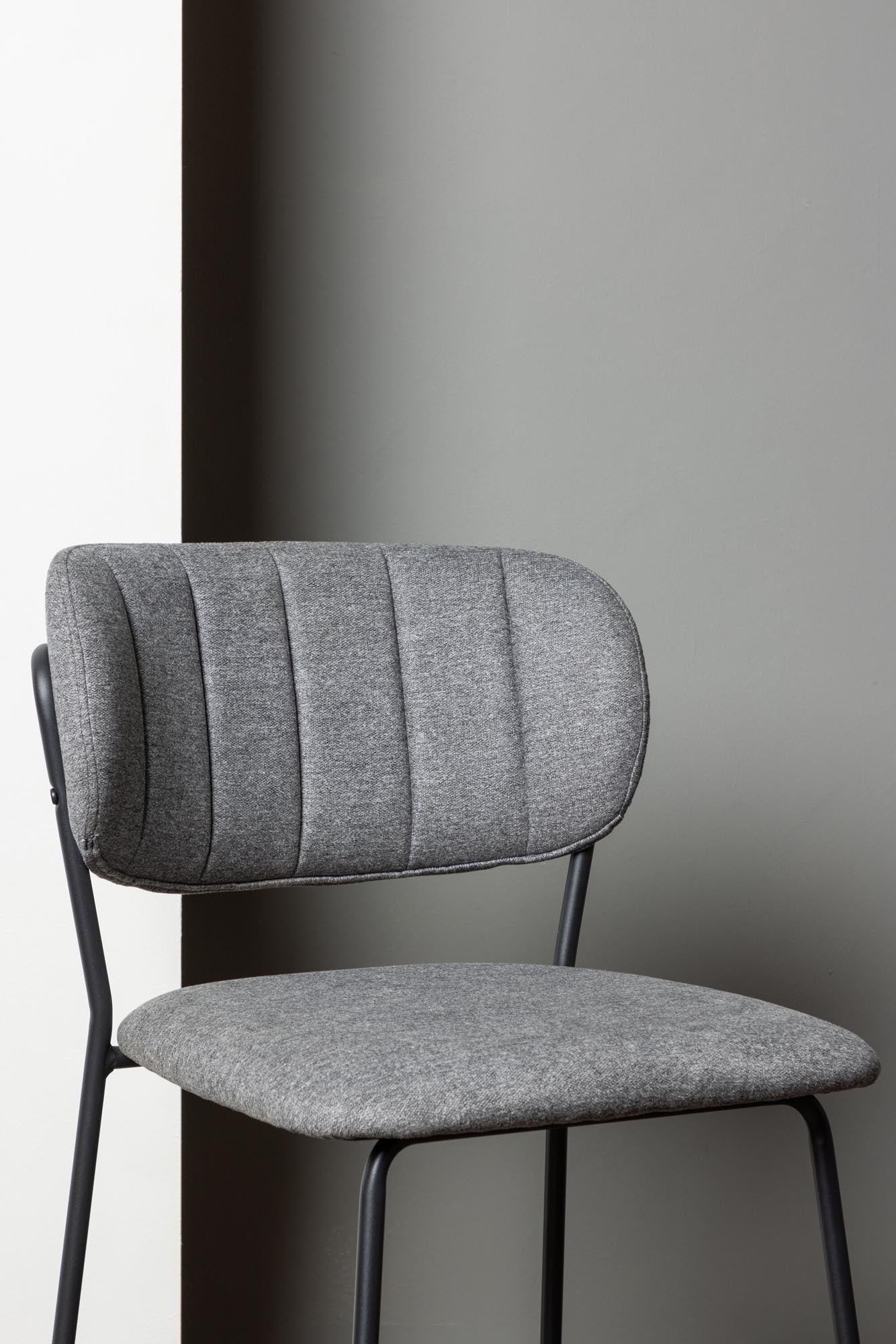 Stylischer Glockenstuhl von Venture Home: Hochwertiger grauer Stoff, ergonomisch geformt, ideal für gemütliche Abende und moderne Wohnräume.