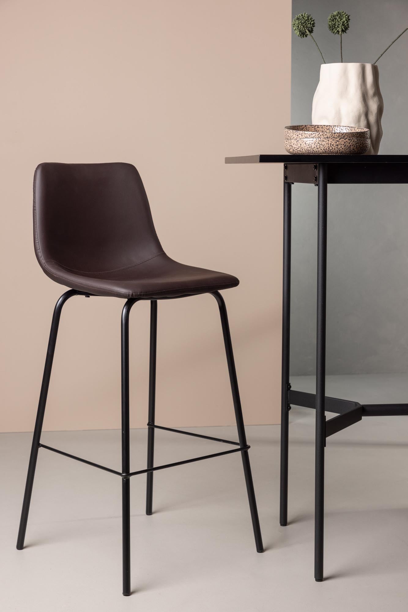 Entdecken Sie den Alexi Barstuhl von Venture Home: stilvolles, braunes Polster, stabiler Stahlrahmen, perfekt für gesellige Abende und moderne Küchen.