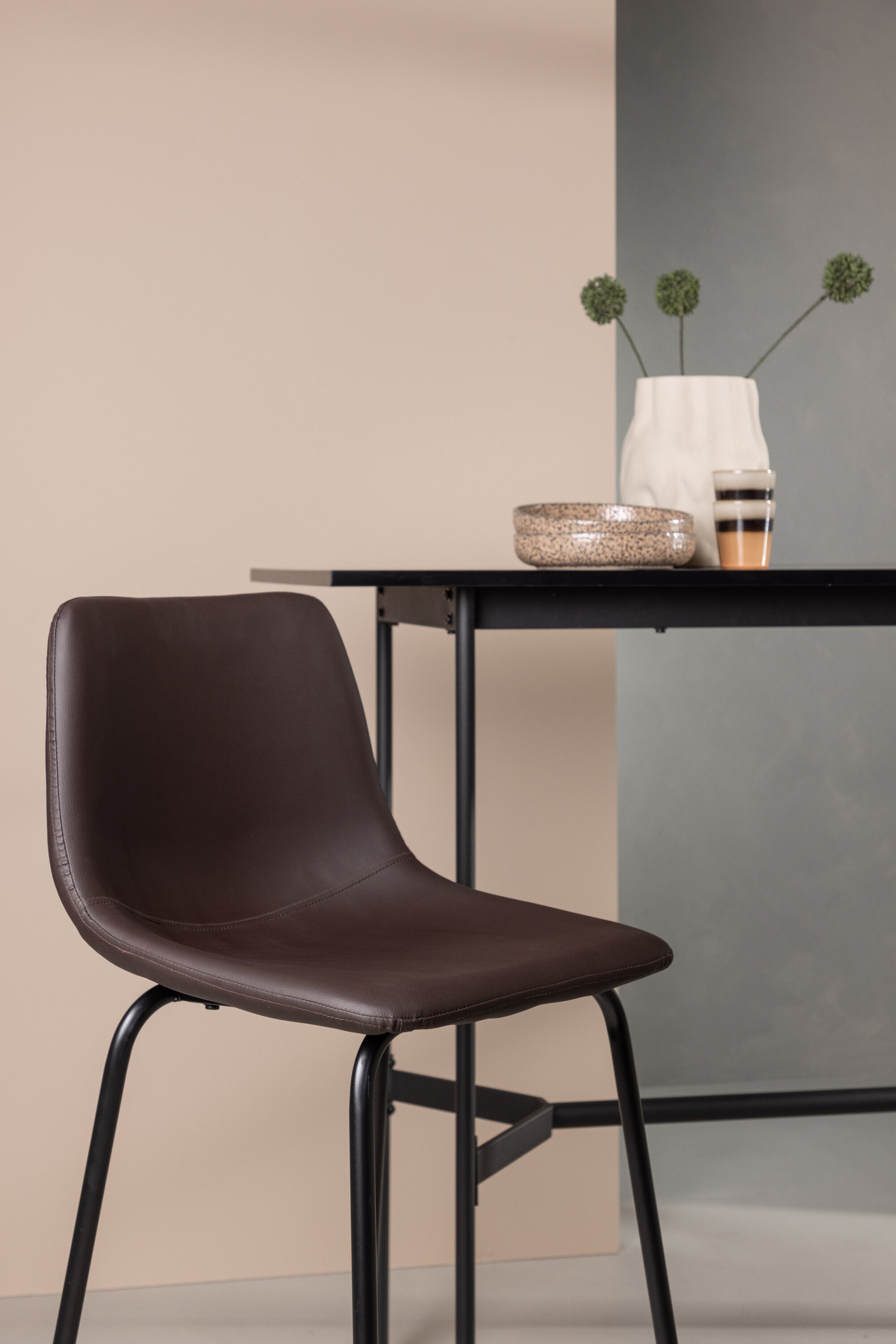 Alexi Barstuhl in Braun präsentiert im Onlineshop von KAQTU Design AG. Barstuhl ist von Venture Home