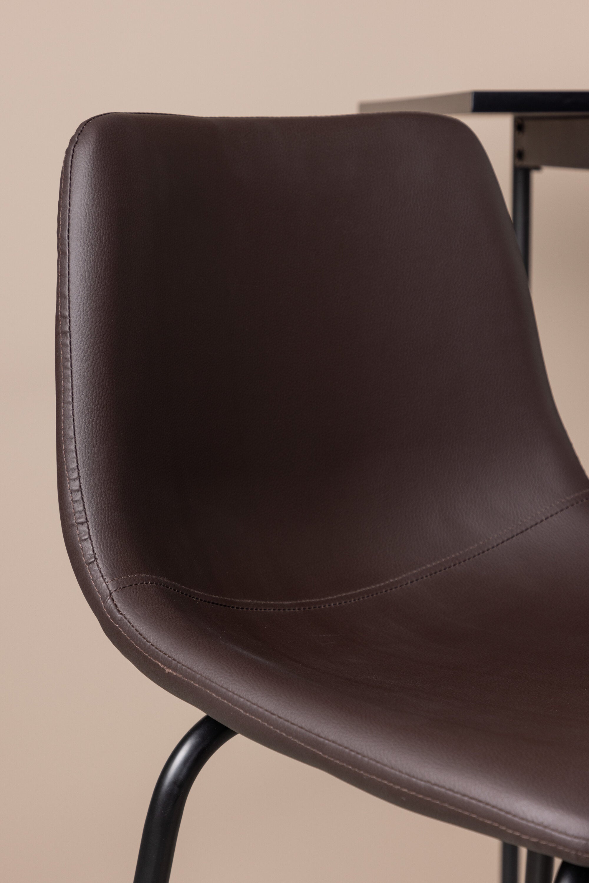 Alexi Barstuhl in Braun präsentiert im Onlineshop von KAQTU Design AG. Barstuhl ist von Venture Home