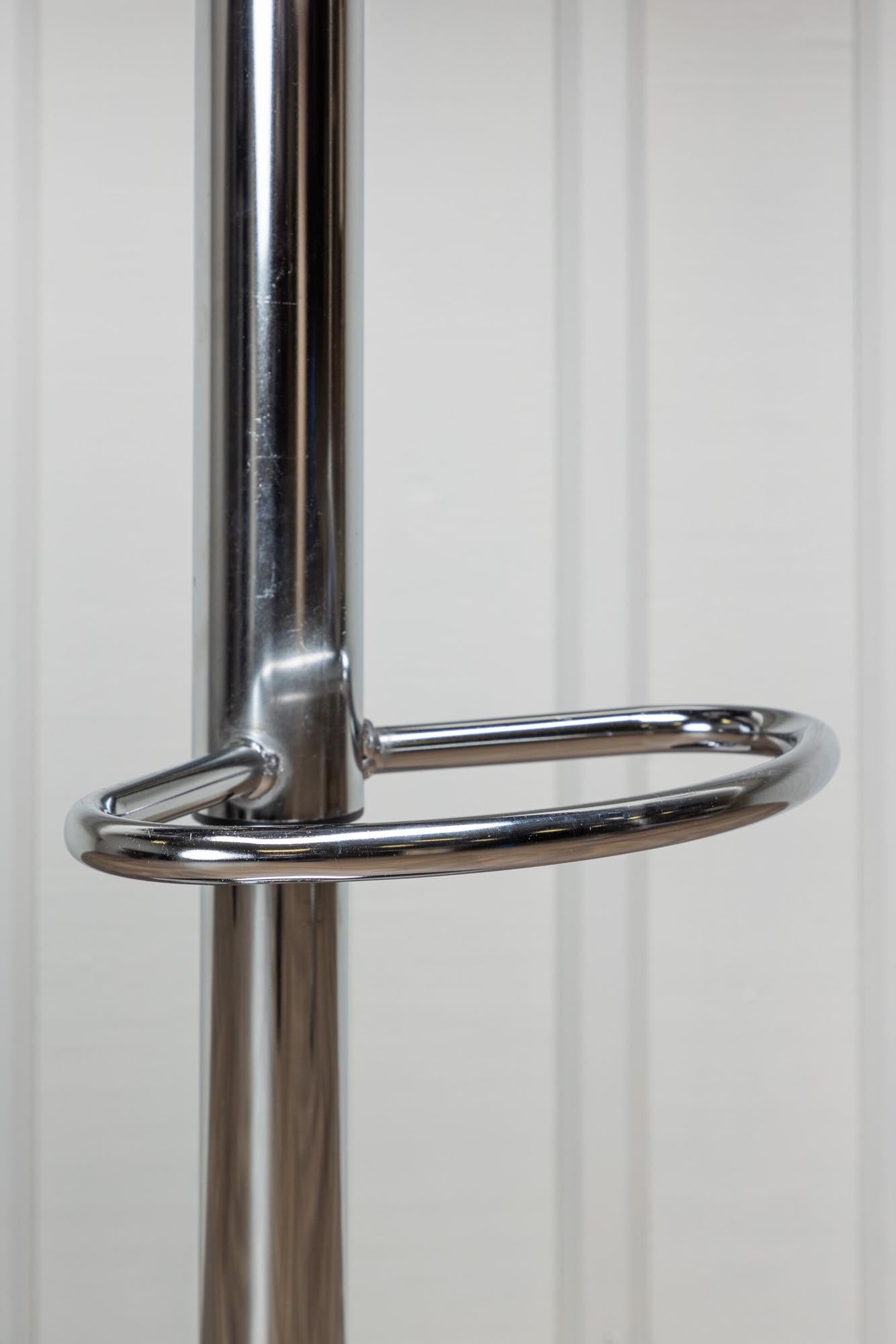 Entdecken Sie den Jonna Barstuhl von Venture Home – zeitloses Design, hoher Komfort und elegante Materialien für Ihr Zuhause.