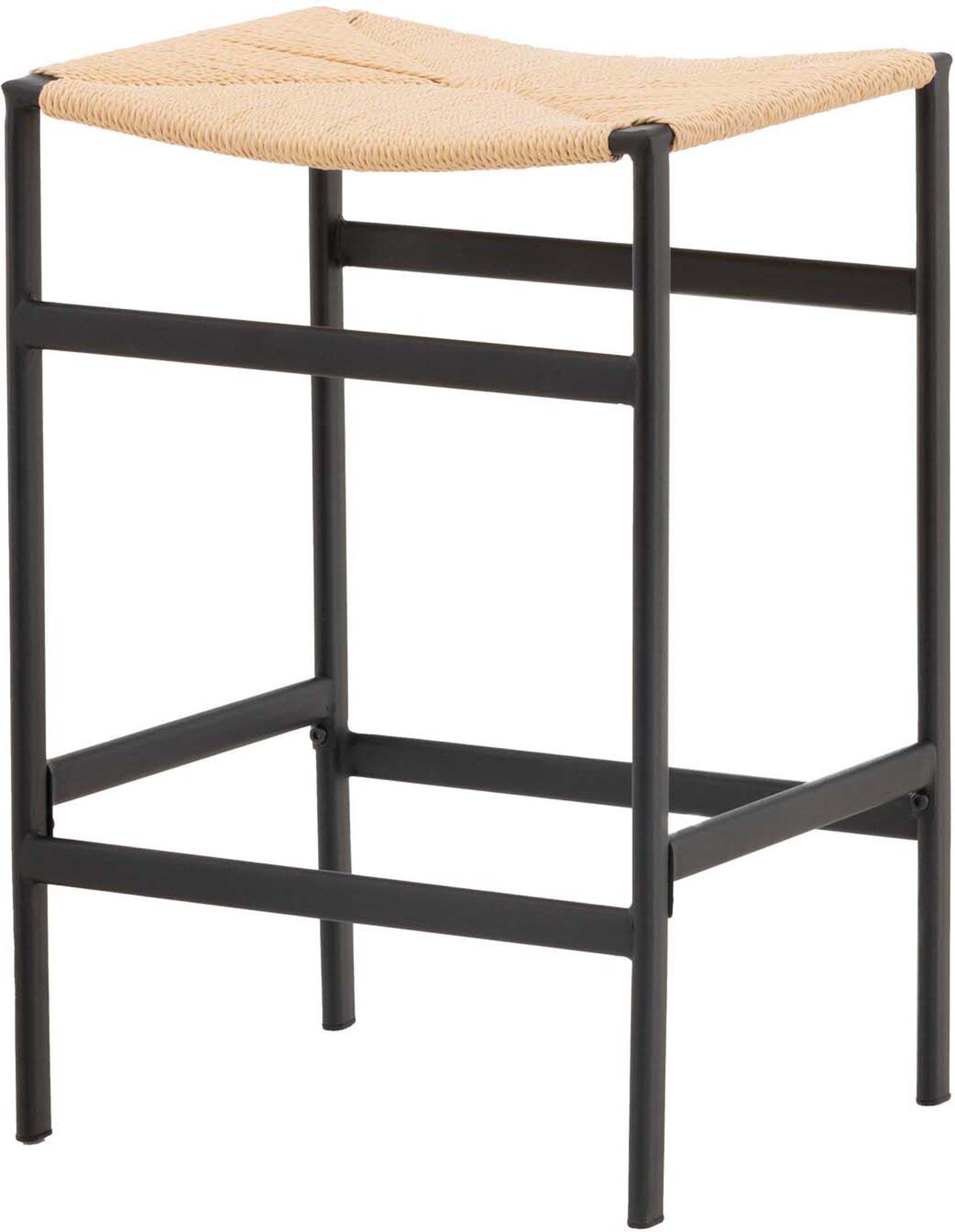 Der Polly Barstuhl vereint Rattan-Sitz und weisse Holzbeine zu einem stilvollen, platzsparenden Design für modernen Boho-Chic.