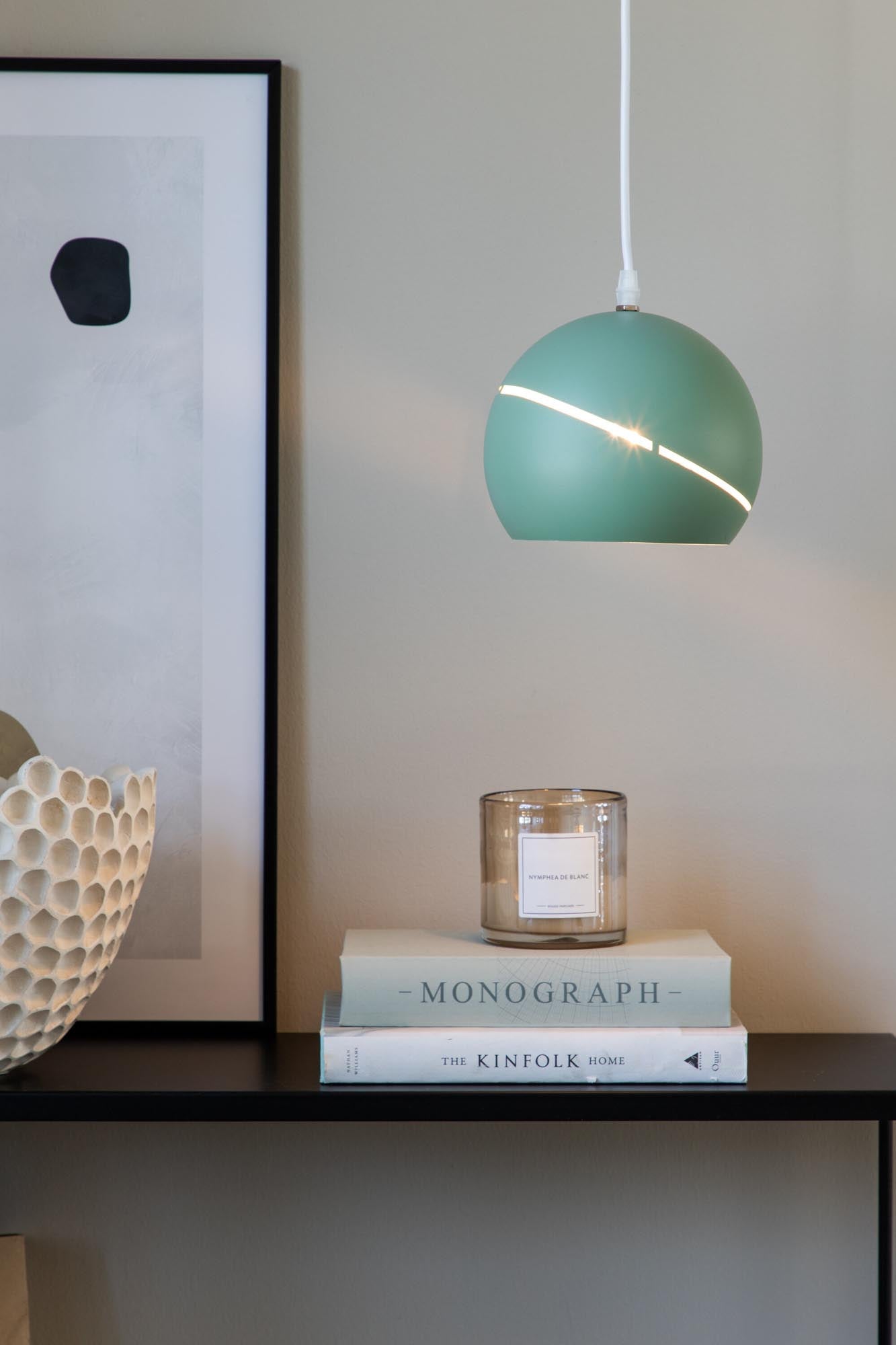 Wei Pendelleuchte in Grün präsentiert im Onlineshop von KAQTU Design AG. Pendelleuchte ist von Venture Home