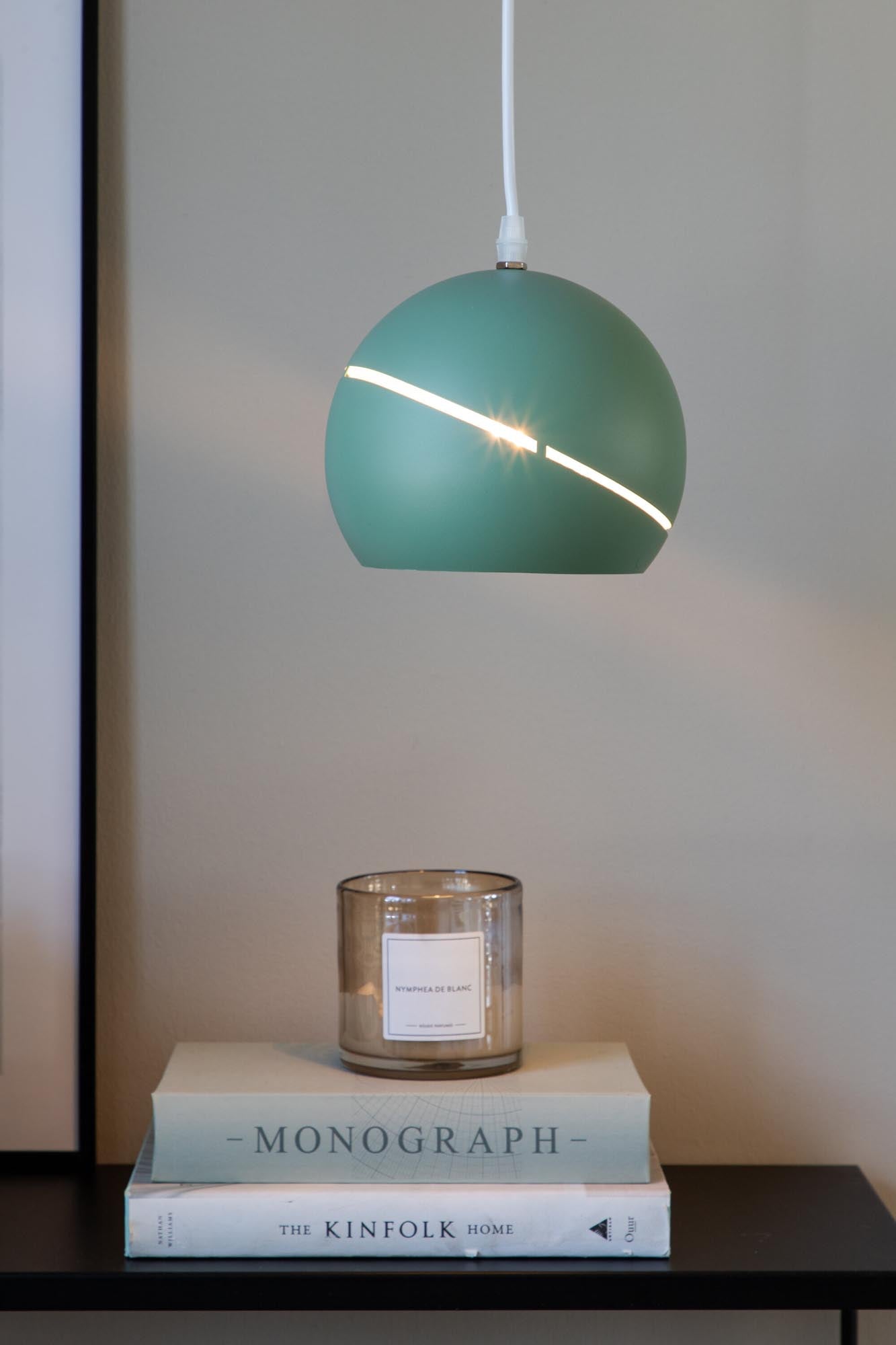 Wei Pendelleuchte in Grün präsentiert im Onlineshop von KAQTU Design AG. Pendelleuchte ist von Venture Home