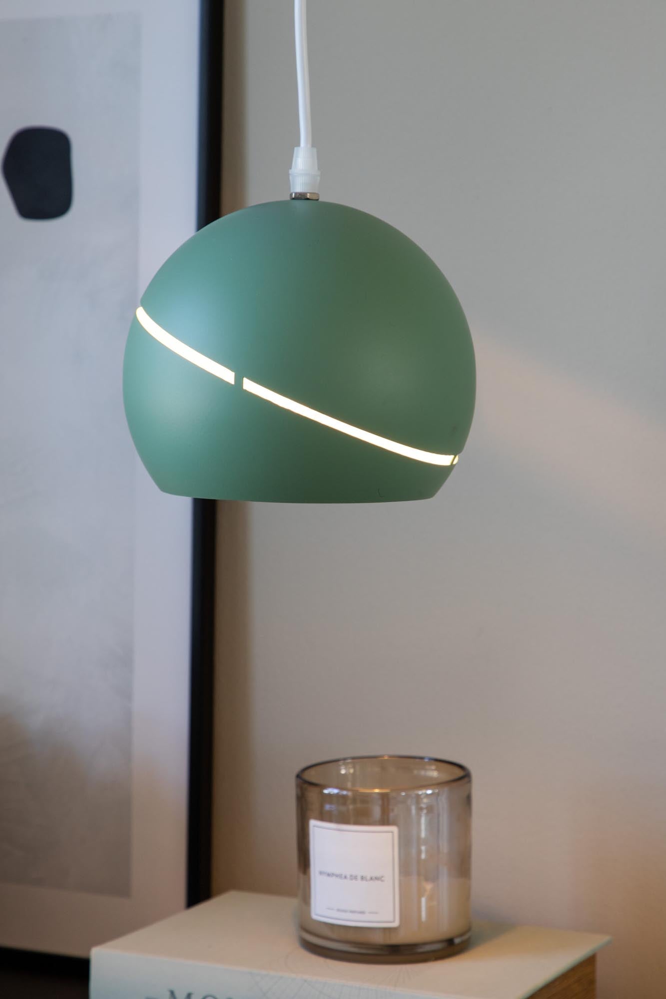 Wei Pendelleuchte in Grün präsentiert im Onlineshop von KAQTU Design AG. Pendelleuchte ist von Venture Home