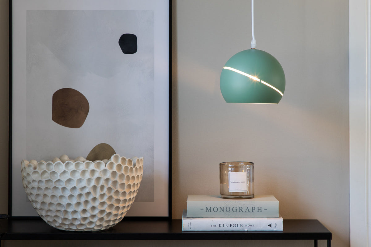 Wei Pendelleuchte in Grün präsentiert im Onlineshop von KAQTU Design AG. Pendelleuchte ist von Venture Home
