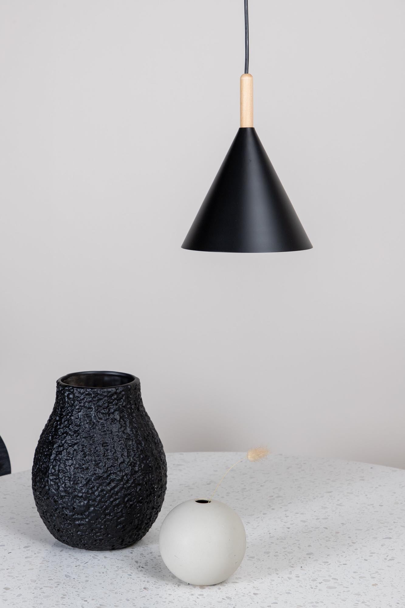 Moderne Enif Pendelleuchte von Venture Home für stilvolle Räume.