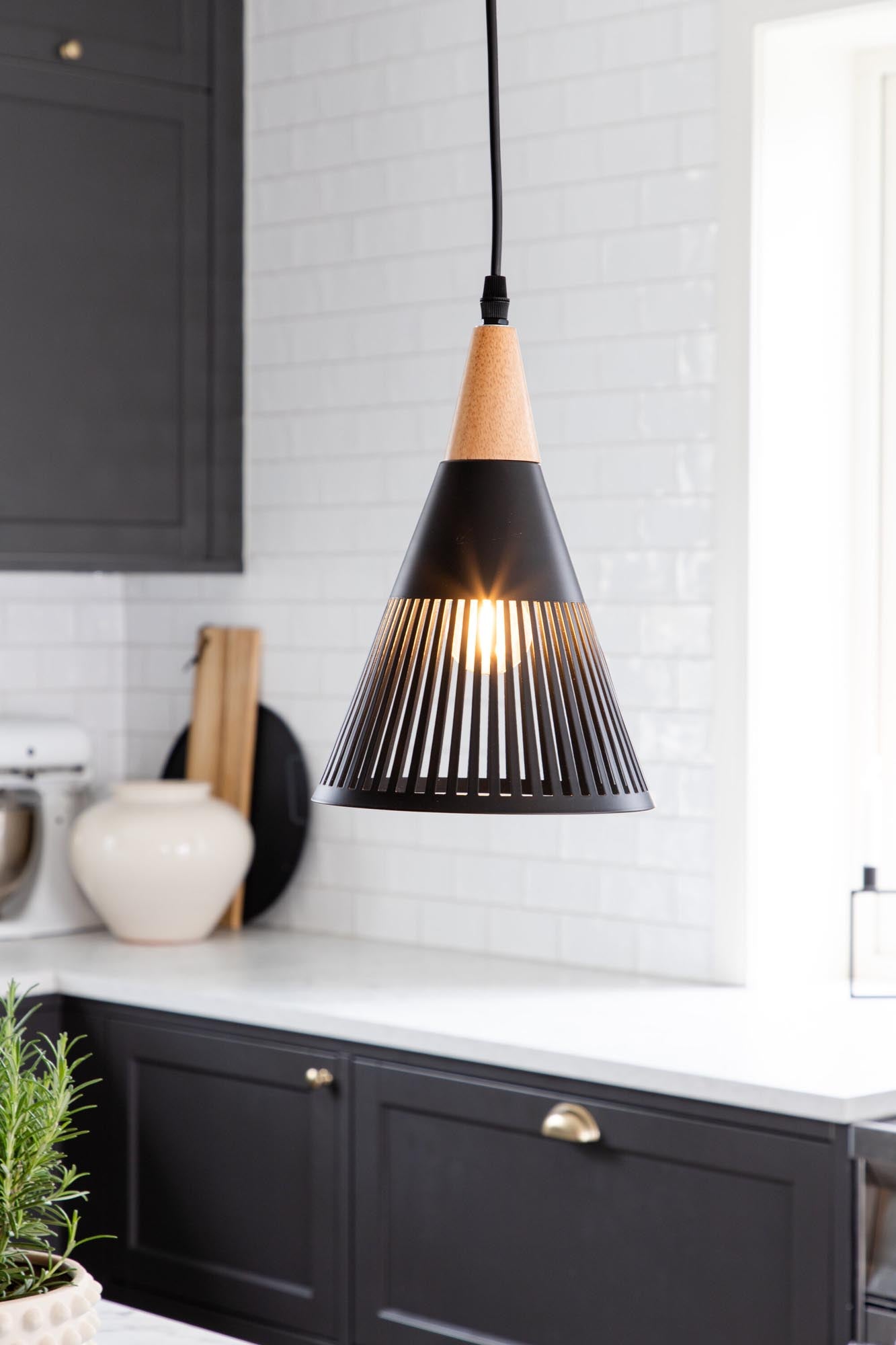 Gruid Pendelleuchte: Modernes Design mit warmem Walnussholz-Touch.