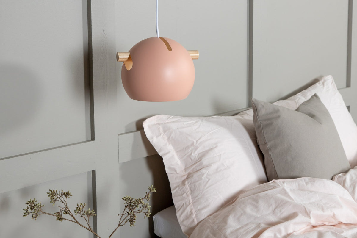 Runde Pendelleuchte in Altrosa aus PVC und Stahl, weicher Lampenschirm mit sanft geschwungener Form, skandinavisches Design.