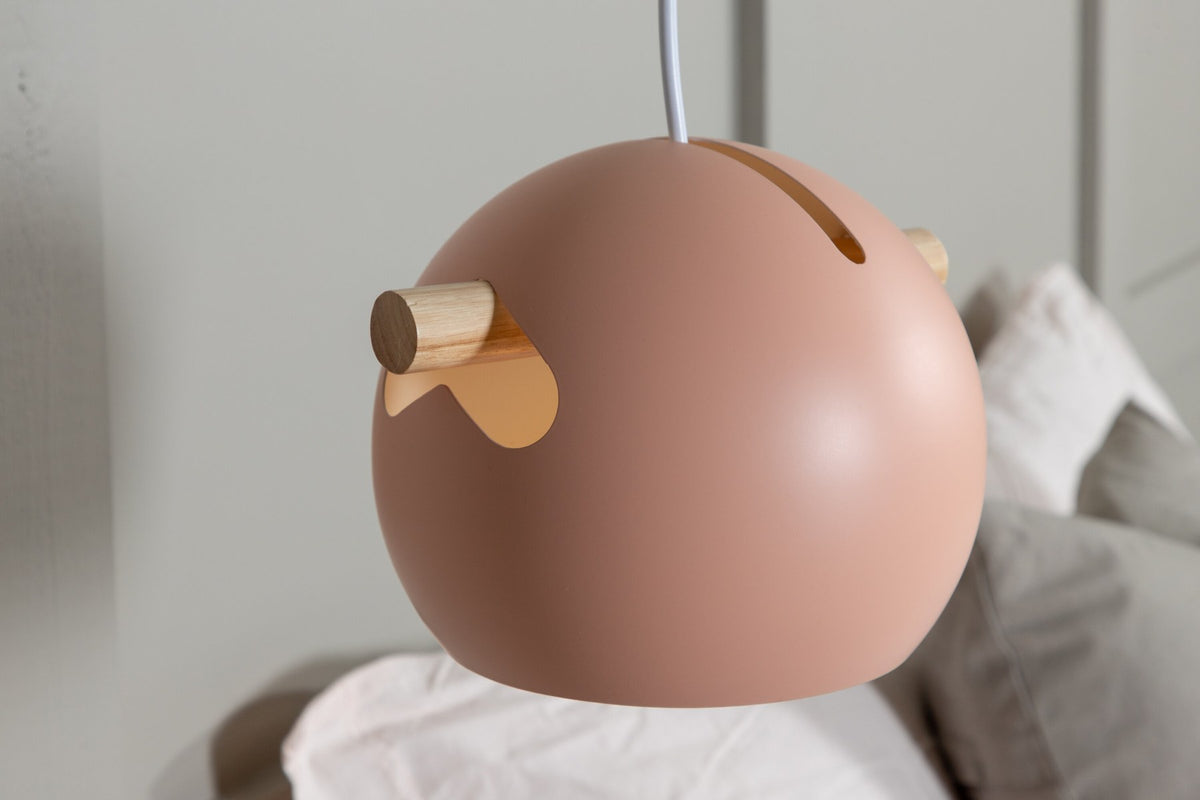 Runde Pendelleuchte in Altrosa aus PVC und Stahl, weicher Lampenschirm mit sanft geschwungener Form, skandinavisches Design.