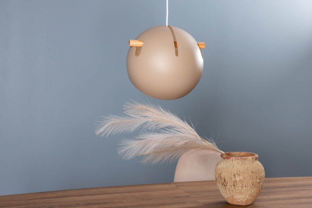 Tubbie Pendelleuchte in Beige präsentiert im Onlineshop von KAQTU Design AG. Pendelleuchte ist von Venture Home