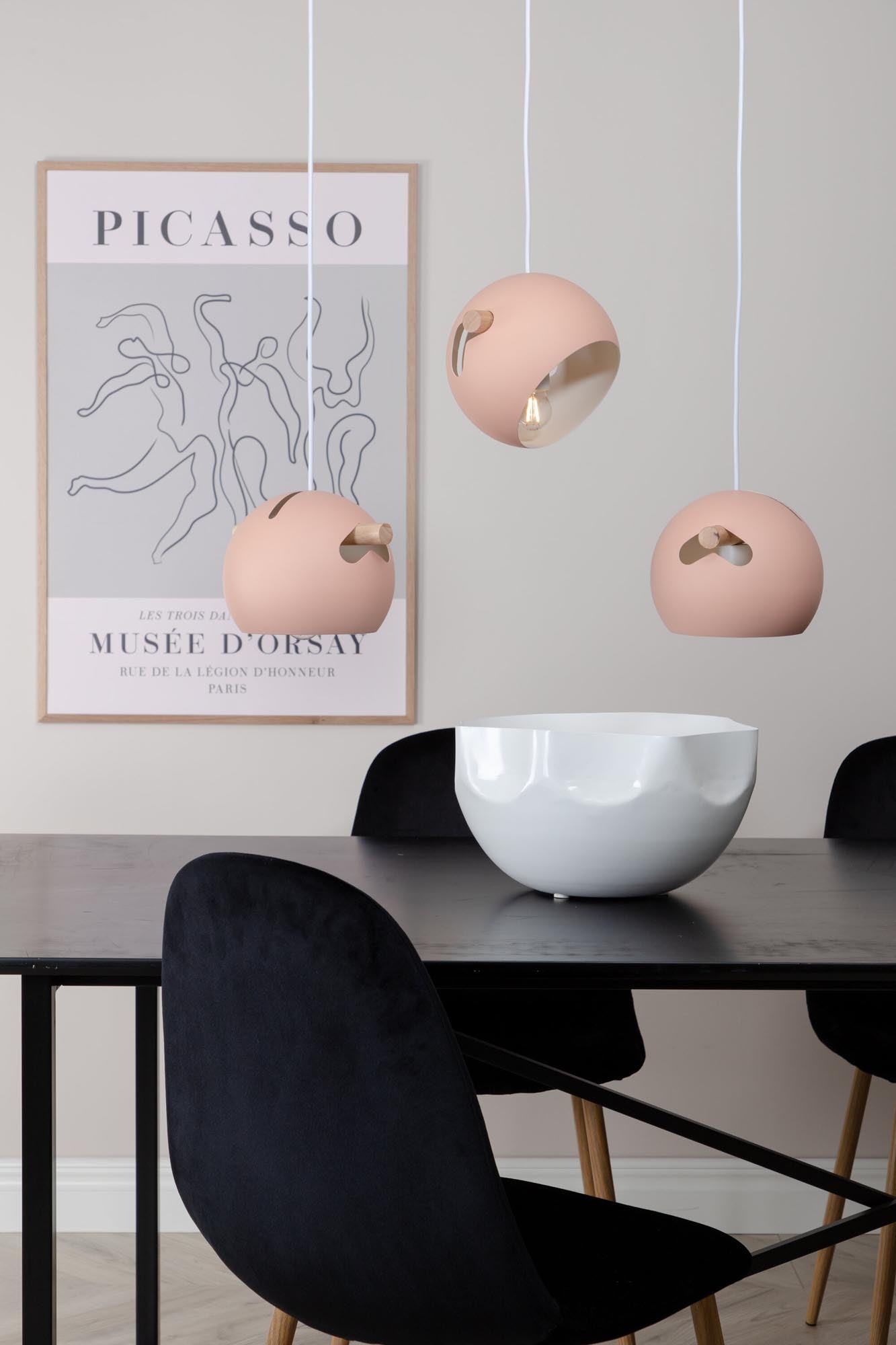 Entdecken Sie die Tubbie Pendelleuchte von Venture Home in elegantem Altrosa. Ein stilvolles Lichtobjekt, das jedem Raum Charme verleiht.