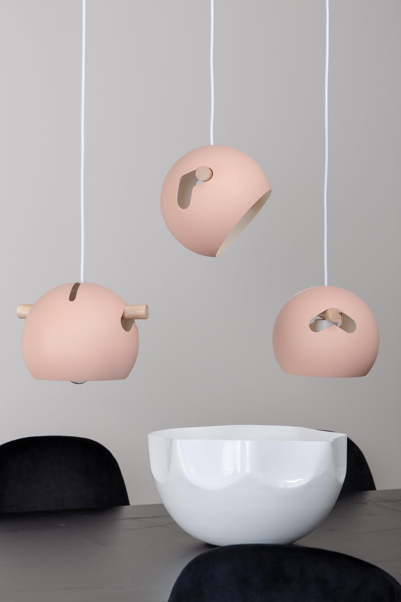 Entdecken Sie die Tubbie Pendelleuchte von Venture Home – ein stilvolles Lichtobjekt in Altrosa, das jedem Raum Eleganz und Wärme verleiht.