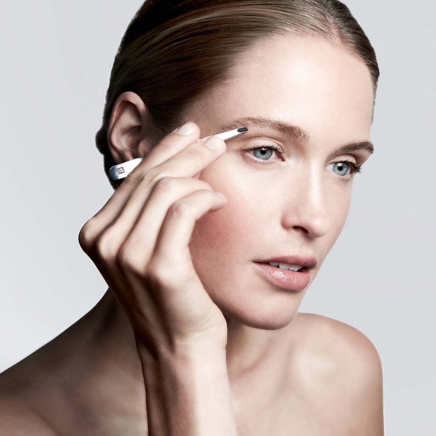 Entdecken Sie die schräg polierte Pinzette von Zwilling Beauty (90mm) – Ihr perfektes Werkzeug für präzise Augenbrauen- und Wimpernformung.
