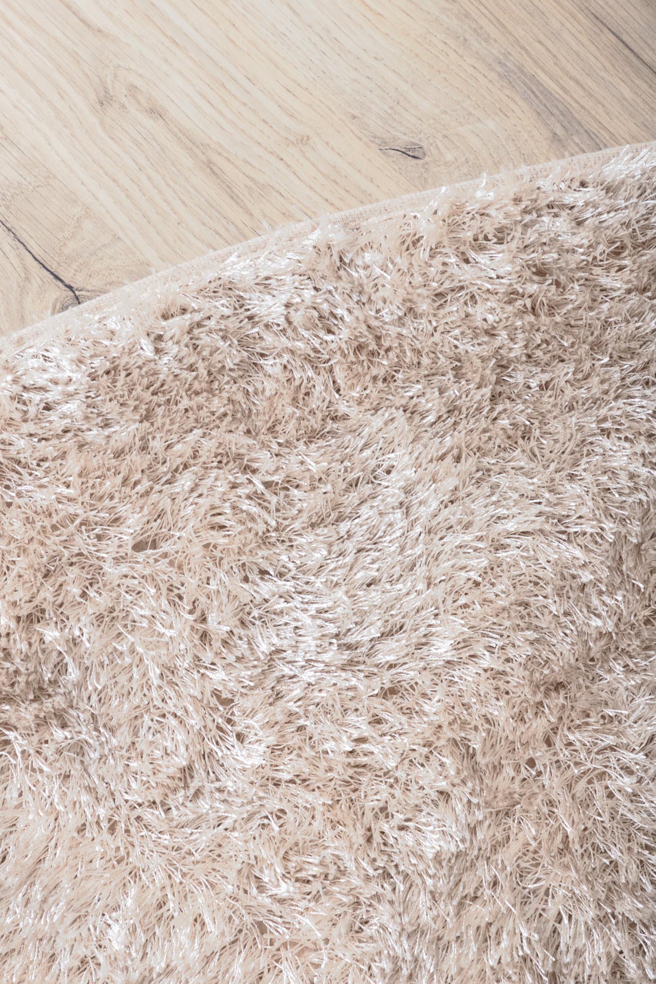 Erleben Sie den Mattis Teppich von Venture Home: Stilvolles Anthrazit, langlebige Materialien und pflegeleichte Eleganz für jeden Raum.