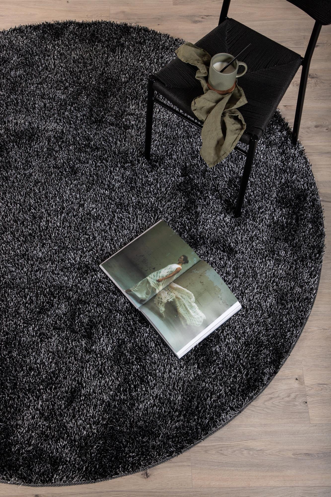 Mattis Teppich in Anthrazit präsentiert im Onlineshop von KAQTU Design AG. Teppich ist von Venture Home