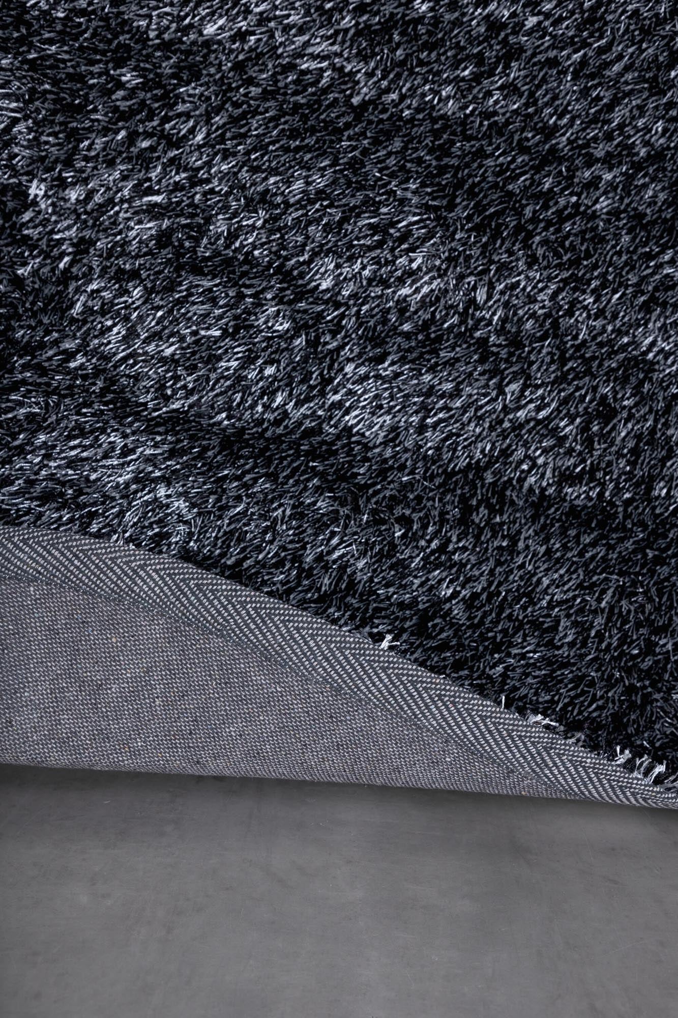 Entdecken Sie den Mattis Teppich von Venture Home: Stilvoller, strapazierfähiger Teppich in Anthrazit für ein modernes Wohnambiente.