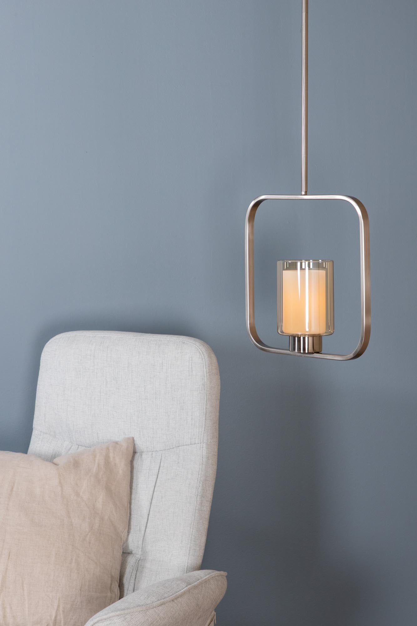 Aludra Pendelleuchte von Venture Home: Stilvolles Designelement aus Stahl und Glas, ideal für warme, einladende Räume.