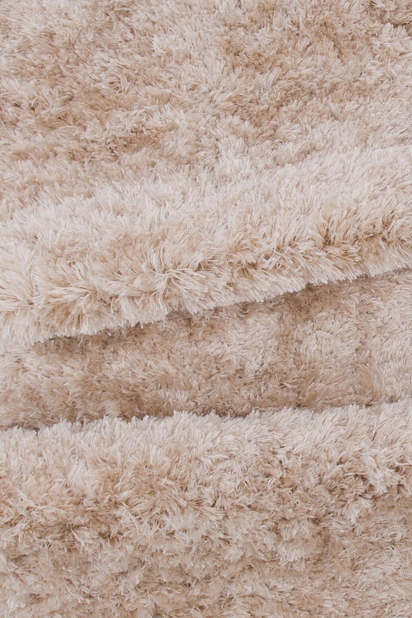 Eleganter Natta Teppich von Venture Home: Hochwertiges Polyester, luxuriöse champagnerfarbene Oberfläche, vielseitig einsetzbar und pflegeleicht für jeden Wohnraum.