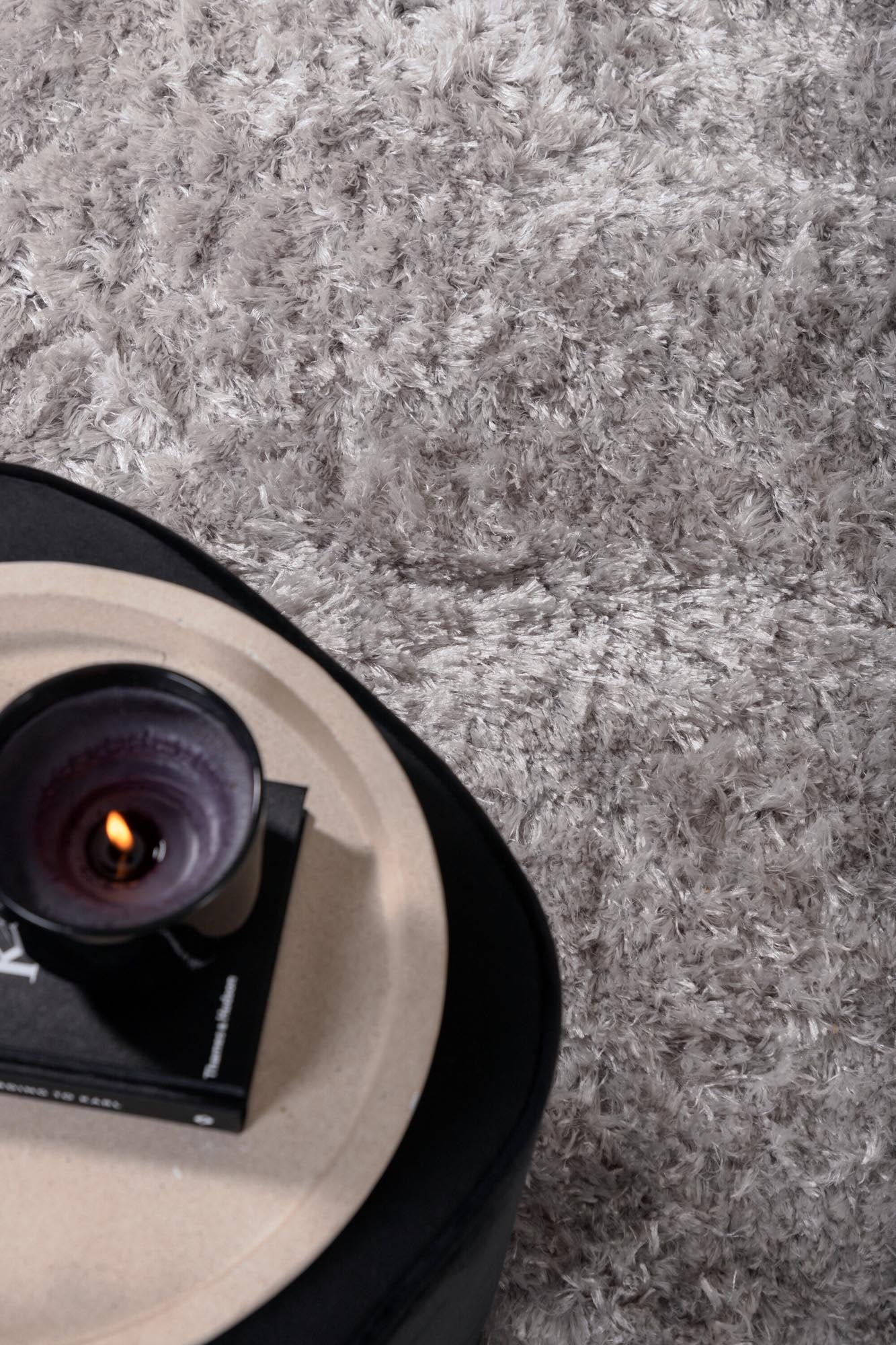 Natta Teppich in Silber präsentiert im Onlineshop von KAQTU Design AG. Teppich ist von Venture Home