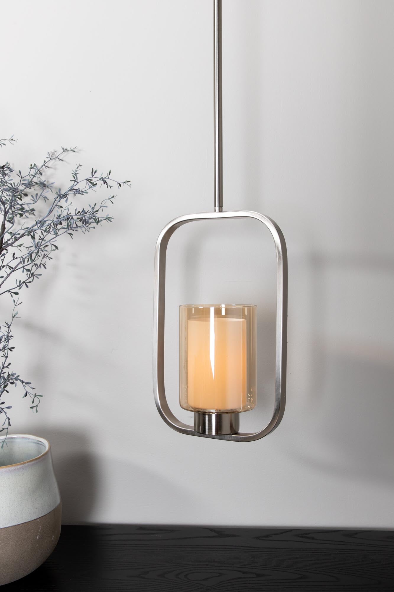 Die Aludra Pendelleuchte von Venture Home kombiniert eleganten Stahl mit schimmerndem Glas und schafft so eine einladende Atmosphäre in jedem Wohnraum.