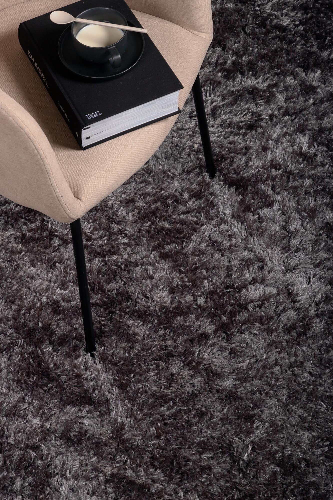 Natta Teppich in Dunkelgrau präsentiert im Onlineshop von KAQTU Design AG. Teppich ist von Venture Home